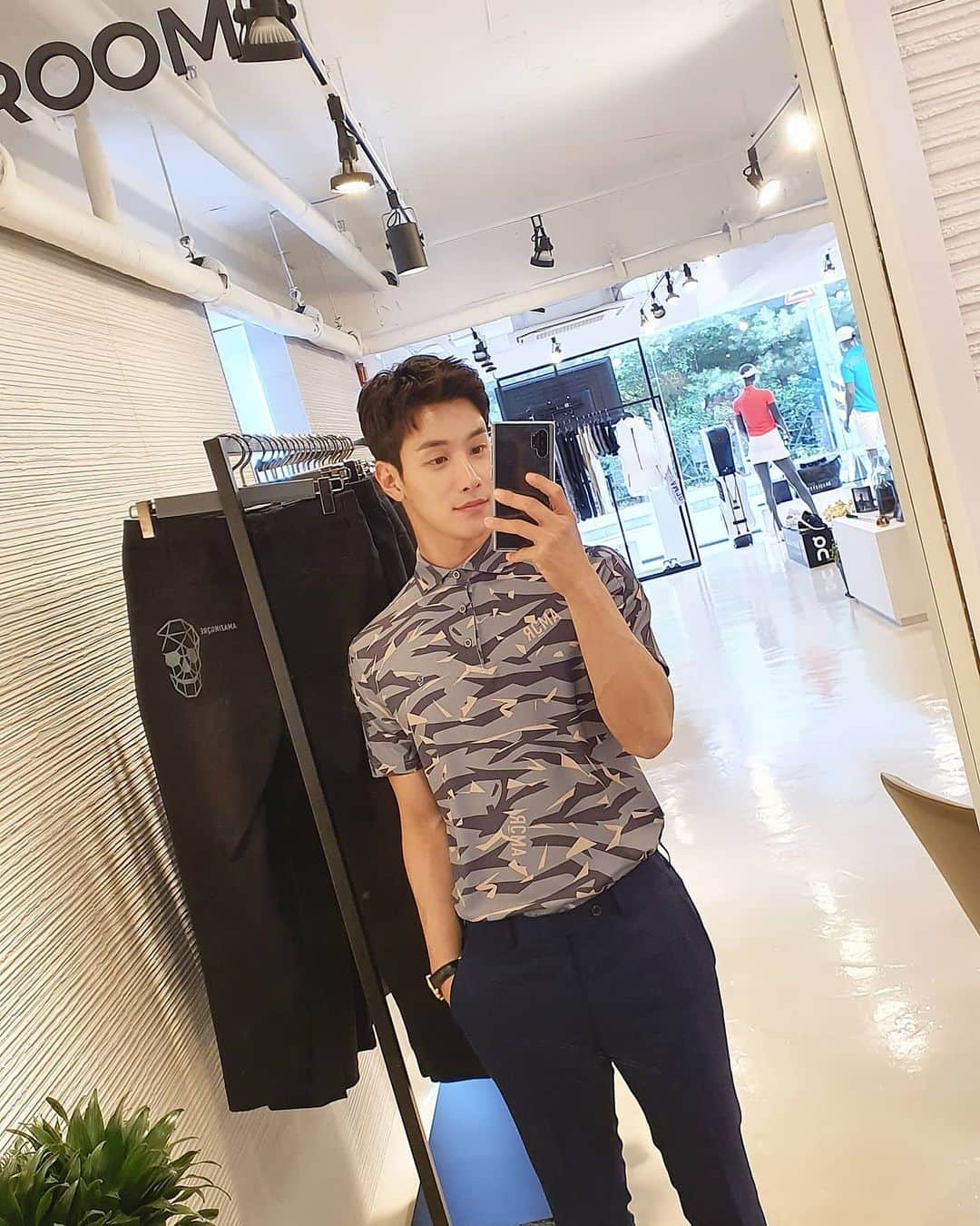 Lee Si-gangのインスタグラム：「새로런칭한 @amazingcre_1 💀 보는거보다,  입어보니 ..👍 어메이징 하네... .,.💦#어메이징크리 💀#골프웨어#골프」