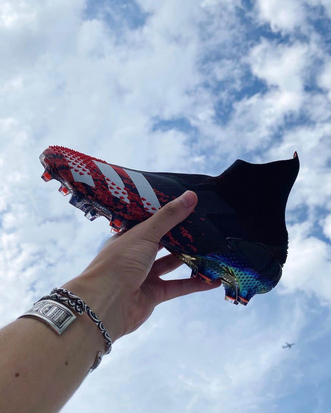 高木琢也さんのインスタグラム写真 - (高木琢也Instagram)「いくつになっても少年心くすぐられる❤️🖤 このトゲトゲのおかげでカーブ感増すんだよ⚽️ あの頃は買えなかったなー🤤 #adidas  #predator  #サッカーがしたいです👨‍🦳」6月13日 13時37分 - takagi_ocean