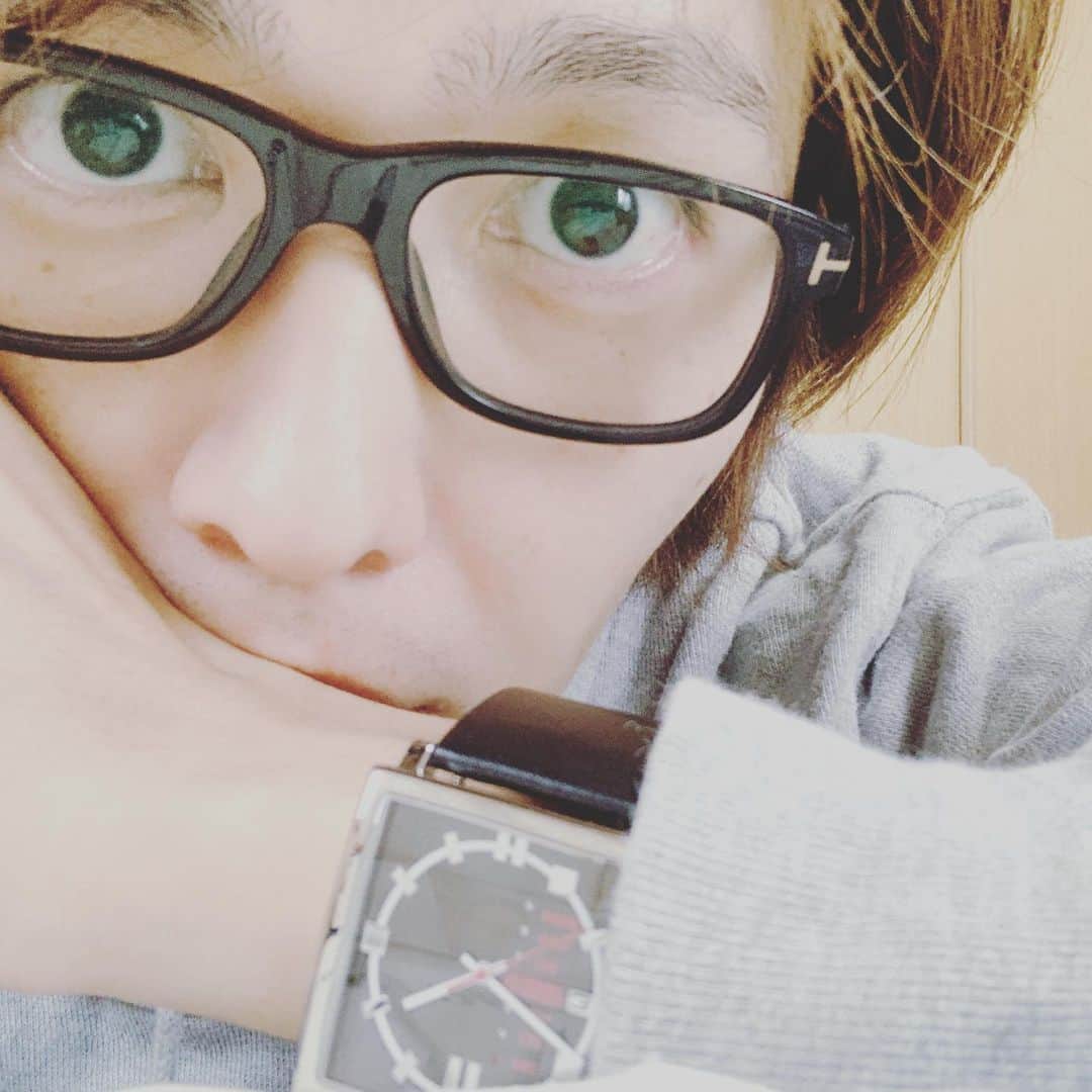 椿隆之のインスタグラム：「雨か〜　　雨だな〜  おうち時間だな✌︎('ω'✌︎ )  #眼鏡男子  #tomford  なんか#仮面ライダー電王 みたいな時計！？ 気のせい？  #時計  #ノーマンデー  #腕時計　#nomonday  クーポンコード　kibatdx  10%割引適用」