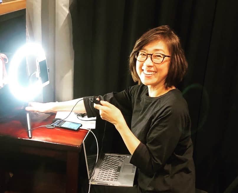 小西美穂のインスタグラム：「every「ナゼナニ」ママチームからの﻿ 誕生日プレゼントは﻿ “美白ライト”でしたーー‼️😍🎁﻿ ﻿ ライトが3種類もついてて﻿ ①ナチュラル②ムーディー③女優ライト﻿ （と、勝手に呼んでますが笑）﻿ パァッと明るく映るのです✨﻿ ﻿ 最近オンライン授業に励む私のために﻿ 選んでくれたことに感激😭﻿ ﻿ #誕生日プレゼント #大学院生 #社会人大学院生 #社会人大学生 #リモートワーク #リングライト #masterstudent #gradschoollife #gradschoolgrind」