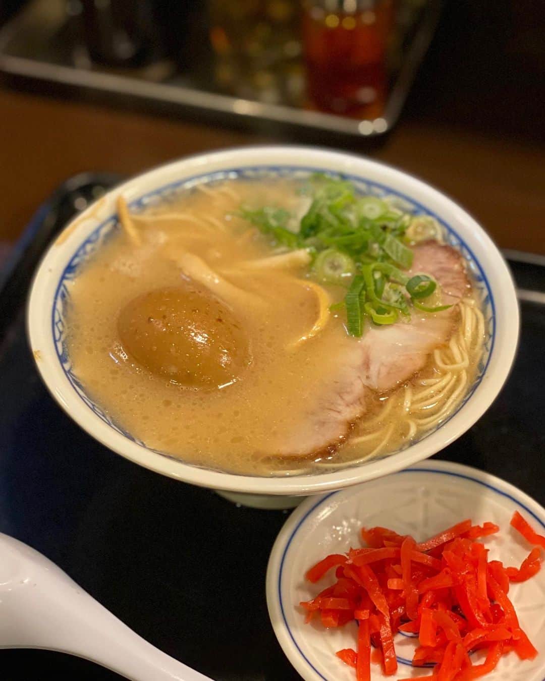 秋山具義さんのインスタグラム写真 - (秋山具義Instagram)「タモさんは博多ラーメンは東京ではここで食べるという西麻布『赤のれん』で、小らぁめん味つけ玉子トッピングと水餃子♡﻿ 昼に食べても最高です！！！﻿ ﻿ 紅生姜が小皿で出てきたのでなんで？と思ってたら、コロナ対策なんですね。﻿ ﻿ そして『赤のれん』が『一蘭』的になってました。﻿ ﻿ #赤のれん #タモさんが通う店は間違いない #具義ラーメン2020」6月13日 13時56分 - gugitter
