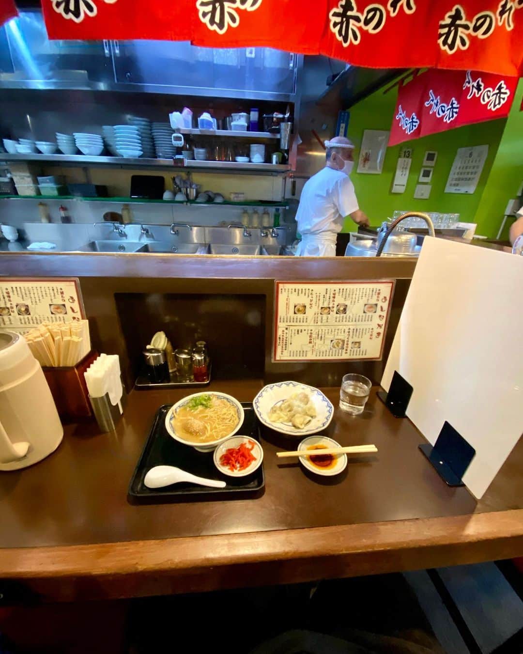 秋山具義さんのインスタグラム写真 - (秋山具義Instagram)「タモさんは博多ラーメンは東京ではここで食べるという西麻布『赤のれん』で、小らぁめん味つけ玉子トッピングと水餃子♡﻿ 昼に食べても最高です！！！﻿ ﻿ 紅生姜が小皿で出てきたのでなんで？と思ってたら、コロナ対策なんですね。﻿ ﻿ そして『赤のれん』が『一蘭』的になってました。﻿ ﻿ #赤のれん #タモさんが通う店は間違いない #具義ラーメン2020」6月13日 13時56分 - gugitter