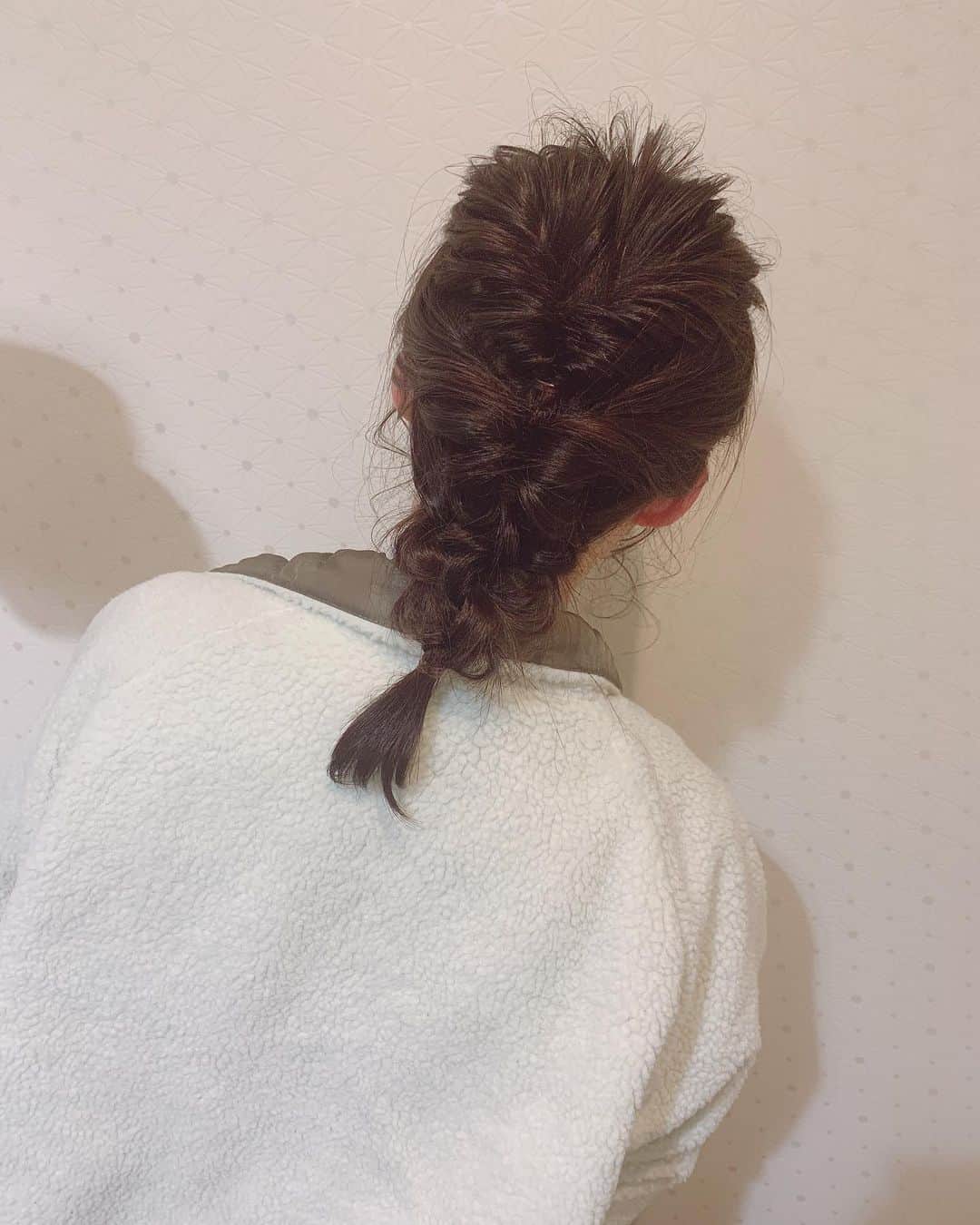 山岸理子のインスタグラム：「* 前に姉にヘアアレンジしてもらった時の写真です☺ ︎自分でも出来るようになりたい。。。 ・ ・ ・ ・ #tsubaki_factory #山岸理子 #ヘアアレンジ #今と #アイラインの #書き方 #違う 笑」
