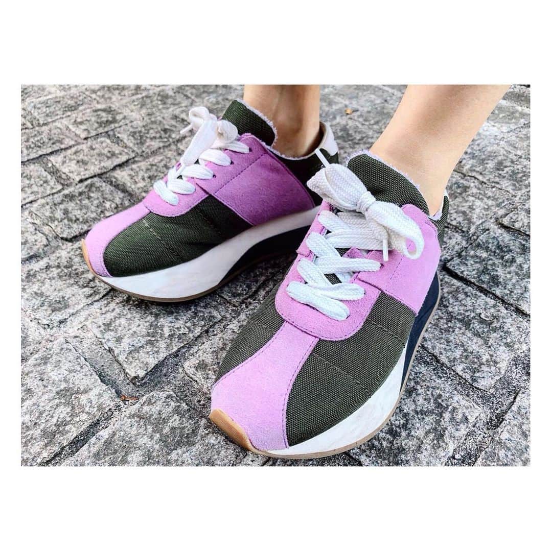昆夏美のインスタグラム：「. いつか載せようと 撮り溜めしておいた お気に入りの靴たち👡 . 1枚目と2枚目は 厚底だけどすっごく歩きやすくて最高。 低身長さんの救世主🦸🏻‍♀️ サンダルは何故だかフラットなものが好きです。 . 昔は背を高く見せるために多少痛くても 無理してピンヒールを履いていたけど、 足も心も疲れるのでやめました🙌🏻 履きたいものを履くのが一番！✨ ありのままが一番！✨ . #いきなり靴紹介」