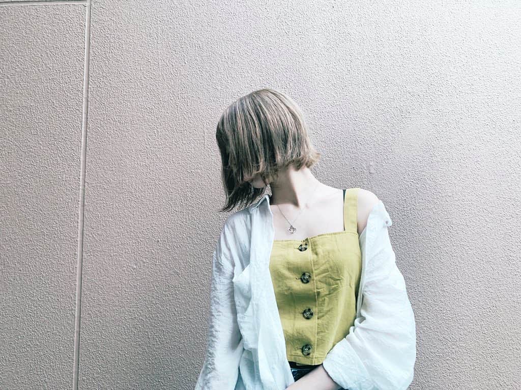 桑名利瑠のインスタグラム：「. . . 雨☂️だね。 今日は、皆さんどうお過ごしですか？❤︎ . . . #fashion #ショートボブ #makeup #make #l4l #code #followforfollowback #followｍe #outfit #outfitoftheday #photo #style #me #instafashion #instalike #instagood #instapic #murua #ハイトーンカラー #外ハネボブ #아티스트 #아이돌 #패션 #雨の日 #梅雨 #ピスタチオカラー #selfie #selca #japan #おうち時間」