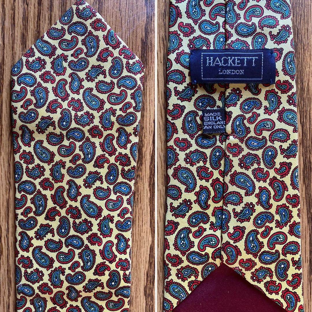 スティーヴン・フライのインスタグラム：「They say that the secret of succeeding in business for the long term is sticking to what you know. Your core market. You can certainly say that Hackett have now been around long enough to have shown that they understand this principle well. Few menswear retailers have established a more defining style and tone.  I thought when Hackett first appeared in the King’s Road, Chelsea in the early 80s that they had made up their name as a kind of play on “hacking jacket”, for that was just the kind of clothing you could expect to find there. Tweed. Brick red or lovat green corduroy and moleskin trousers. Rugby shirts in the navy blue school colours of a school that doesn’t quite exist - the kind of rugby shirt that the buyer’s girlfriend might borrow for herself to wear at the weekends.  Guernsey sweaters. Green puffer jackets. Everything for the Sloane Ranger. In fact the name comes from founder @mrjhackett – nominative determinism at work perhaps.  Anyway, the venture caught on and by the 90s there were @Hackettlondon branches all over town. Once the century turned I got to know them very well indeed. After a few years of being fitted by @ozwald_boateng,  Hackett took over as the official maker of my outfits for the @bafta Film Awards. 11, or was it 12 times I hosted those ceremonies and for at least 6 or 7 I was Hacketted. The splendid Graham Simpkins was the gifted tailor given the irksome task of fitting a man who could easily put on (or on rare occasions even lose) half a stone in a week. Making suits for me must have been like, in Wodehouse’s immortal phrase, “a one-armed blind man in a dark room trying to shove a pound of melted butter into a wild cat's left ear with a red-hot needle.” Well made and as British as digestive biscuits, Hackett fills a niche perfectly - which is the definition of success in the natural world, and in the retail world too.  Today’s #fryties demonstrates the kind of paisley that isn’t too far off a blend of The Virus (complete with protein spikes) and a mess of wriggling sperm. Fine for town or country.」