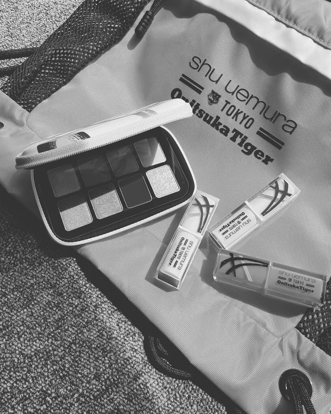 JUNNAのインスタグラム：「@shuuemura × @onitsukatigerofficial  shuのコラボコスメはパッケージもカラーもいつもわくわくさせられる可愛いさ🧡  今回は目をひく鮮やかなブルーや オレンジ、ゴールドの入ったパレットを使って夏らしいオレンジ🍊メイクに挑戦してみた😳  オレンジは肌に浮かない感じと 肌が明るく感じるカラー 目元とリップにオレンジを入れて、 眉毛はto/oneのオレンジのカラーマスカラを塗ってみた🍊  #shuuemura #onitsukatiger #シュウウエムラ #オニツカタイガー#オレンジカラー #オレンジメイク#オレンジリップ」
