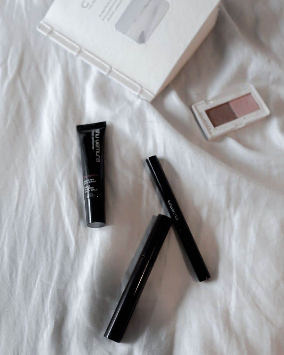 紺谷みえこのインスタグラム：「shu uemura𓃗. .  #shuuemura  #beauty  #cosmetics  #ayeshadow  #lip #ripgross  #シュウウエムラ　#優秀コスメ　#グロス　#口紅　#コンシーラー　#美容 #アイシャドウ」
