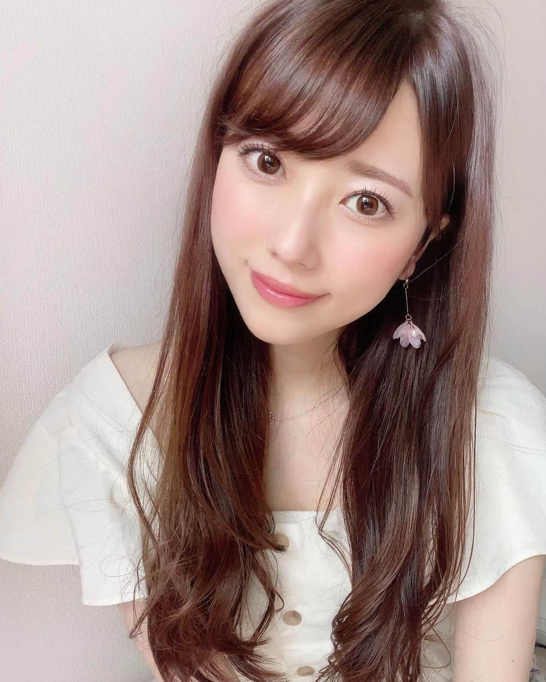 佐倉知里さんのインスタグラム写真 - (佐倉知里Instagram)「美容院✂︎♡ . 自粛明けにやっとやっと...(*´-`*)♡  ばっさばさのプリンの伸び放題が 2.3枚目の美しいフォルムと煌めく髪の毛へ🥺✨ . @yujiikedo さんのゴッドハンドです( •̀ω•́ )✨  . 美容院って行くと ...