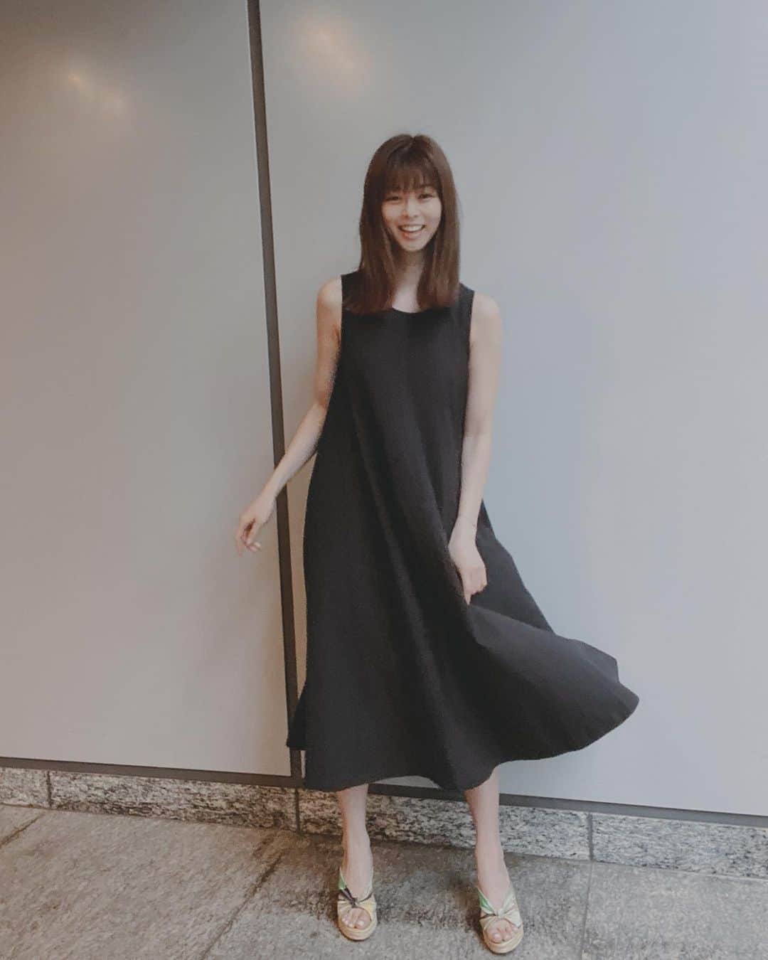 のインスタグラム：「マエノリさんの新作#rejoove のワンピース👗✨ チラッと見えるブルーの裏地が可愛すぎる😆💙 #テントワンピース #つぼ #好きです #えれな  @maenorichang  @_rejoove_」