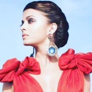 エリクソンビーモンさんのインスタグラム写真 - (エリクソンビーモンInstagram)「Looking forward Posted @withregram • @afashionistasdiaries @aishwaryaraibachchan_arb drums in a red @jennypackham gown, @charlotteolympia shoes and @ericksonbeamon earrings on @vogueindia February 2011  Styled by - @anaitashroffadajania  Photographed by - @tyszka_marcin . . .  #bollywood #style #fashion #beauty #bollywoodstyle #bollywoodfashion #indianfashion #celebstyle #celebrityfashion #indianstyle #afashionistasdiaries #indianfashionblogger #delhidiaries #bollywoodstyle #aishwaryarai #aishwaryaraibachchan #throwback #jennypackham #charlotteolympia #ericksonbeamon #vogueindia」6月13日 14時25分 - ericksonbeamon