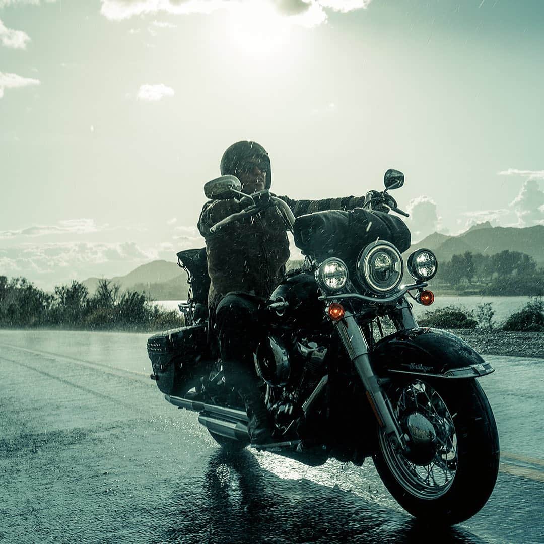 Harley-Davidson Japanさんのインスタグラム写真 - (Harley-Davidson JapanInstagram)「Come Rain or Come Shine. #ハーレー #harley #ハーレーダビッドソン #harleydavidson #バイク #bike #オートバイ #motorcycle #ヘリテイジクラシック #heritageclassic #flhcs #ソフテイル #softail #ライド #ride #ツーリング #touring #空 #sky #雨 #rain #陽射し #日差し #sunshine #鼓動 #pulse #2020 #自由 #freedom」6月13日 14時35分 - harleydavidsonjapan
