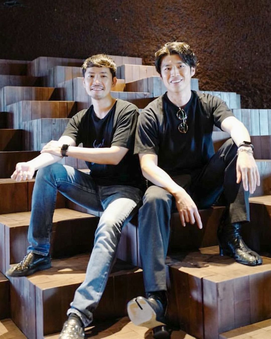 小柳津林太郎のインスタグラム：「With Hao from the Bachelorette Japan Season1.  @haohaohaokun こうくんとデートした日😇 @besta.tokyo ってジムのオーナーで僕も通ってます🏃‍♂️ #バチェロレッテ　早く観たい  TShirt: #saintlaurent Jeans: #saintlaurent Shoes: #jimmychoo Glasses: #eyevan7285」
