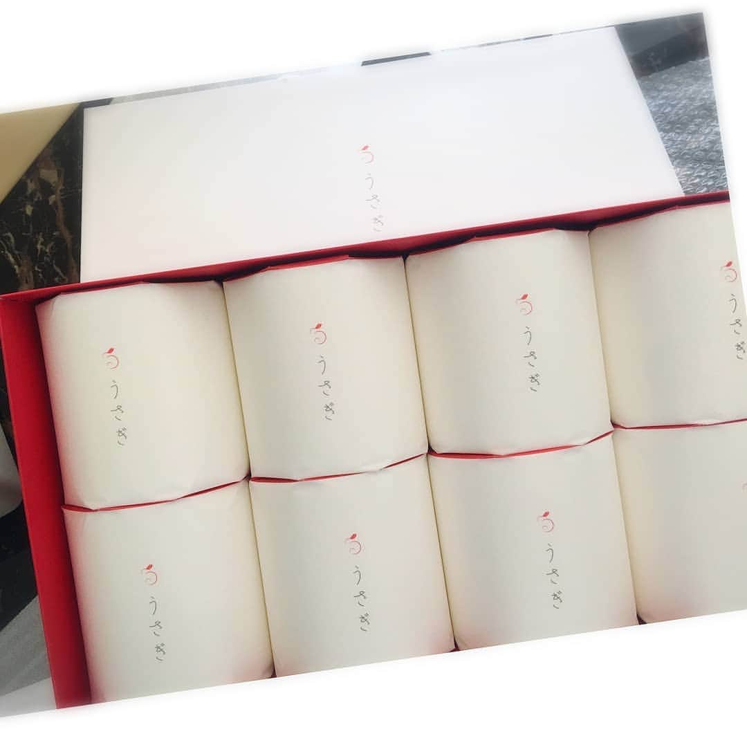 小林幸子さんのインスタグラム写真 - (小林幸子Instagram)「いよいよ、梅雨入りしましたね🌂  そんな、雨の毎日のおうち時間を充実させるために、いいアイテムを頂きました‼️ こちらはファンの方からデビュー記念日のプレゼント✨ 「うさぎ」と言う名前のトイレットペーパー🧻  皇室献上した3枚重ねで、肌に優しくて何しろ柔らかいらしい❤️ 使いごごちは、  また今度…ホホホ😌  #sachikokobayashi #小林幸子 #梅雨入り #おうち時間 #高級トイレットペーパー #うさぎ #デビュー記念のプレゼント #使い心地は #内緒」6月13日 14時33分 - kobayashi_sachiko_5884