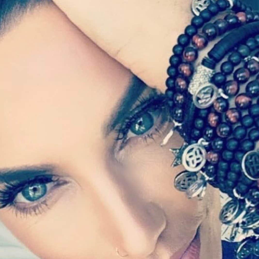 ニコール・ミッチェル・マーフィーのインスタグラム：「Flp bracelets  Flp means friendship love peace  Follow @flpbynicolemurphy  #flp #jewelry」