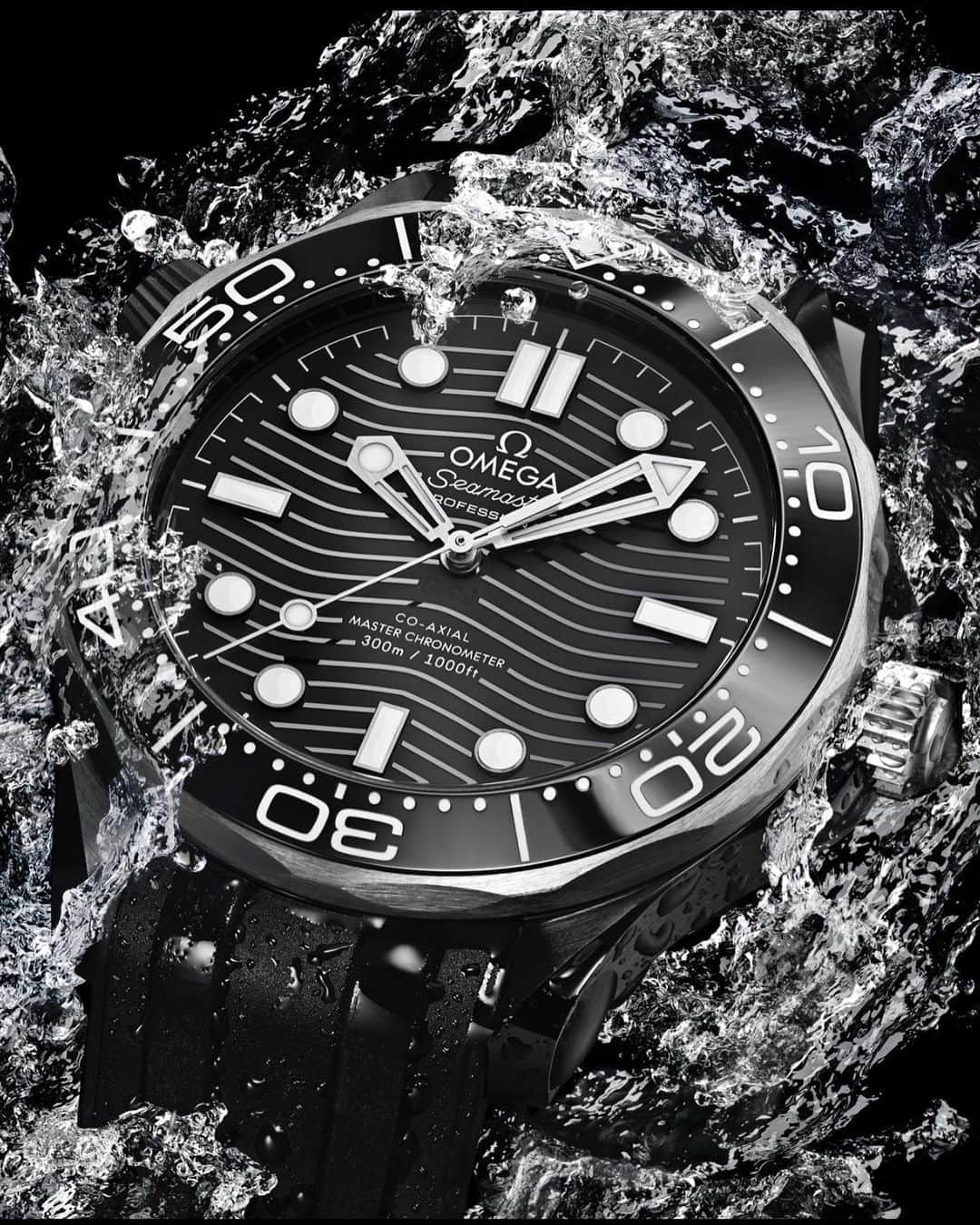 Daily Watchさんのインスタグラム写真 - (Daily WatchInstagram)「On my wrist, the 43.5 mm Omega Seamaster in Black Ceramic on Rubber Strap. Water resistant to 300 meters 🏊‍♂️⚫️」6月13日 14時47分 - dailywatch