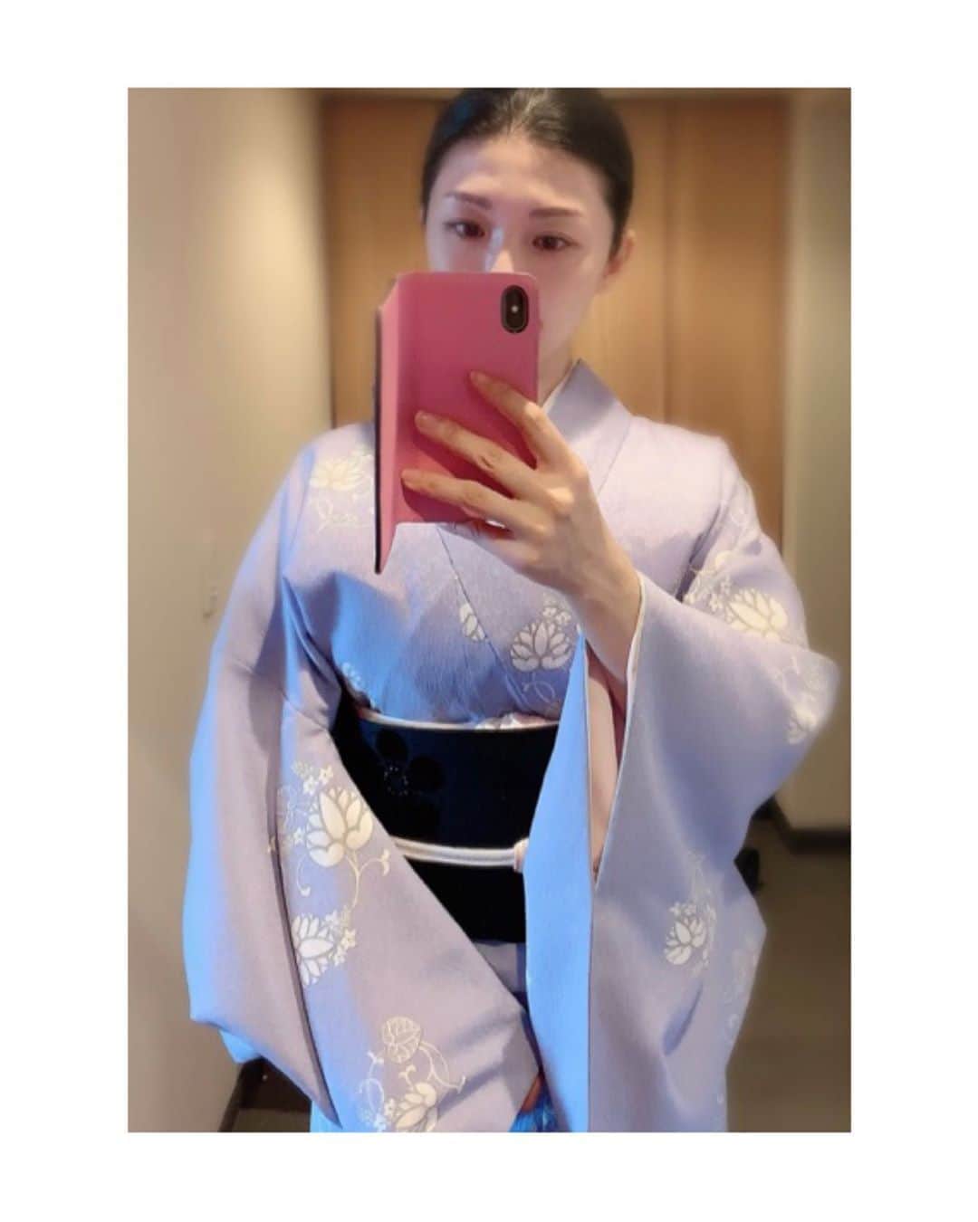 のインスタグラム：「梅雨入りしましたね🦦  #お着物 や #歌舞伎 など #日本の伝統 が長く守られ受け継がれますように。 #kimono #kimonocordinate #japanesekimono #japanesetradition #beautifultradition #lovekimono  #instakimono  #お着物 #お着物コーディネイト #きものコーディネート #日本の伝統 #守るべきもの #帯とお着物 #帯締めと帯揚げ #お草履とバッグ #帯留め #組み合わせが楽しい  #袷 #名古屋帯  #サスティナブルファッション  #亜紀の和装記録」