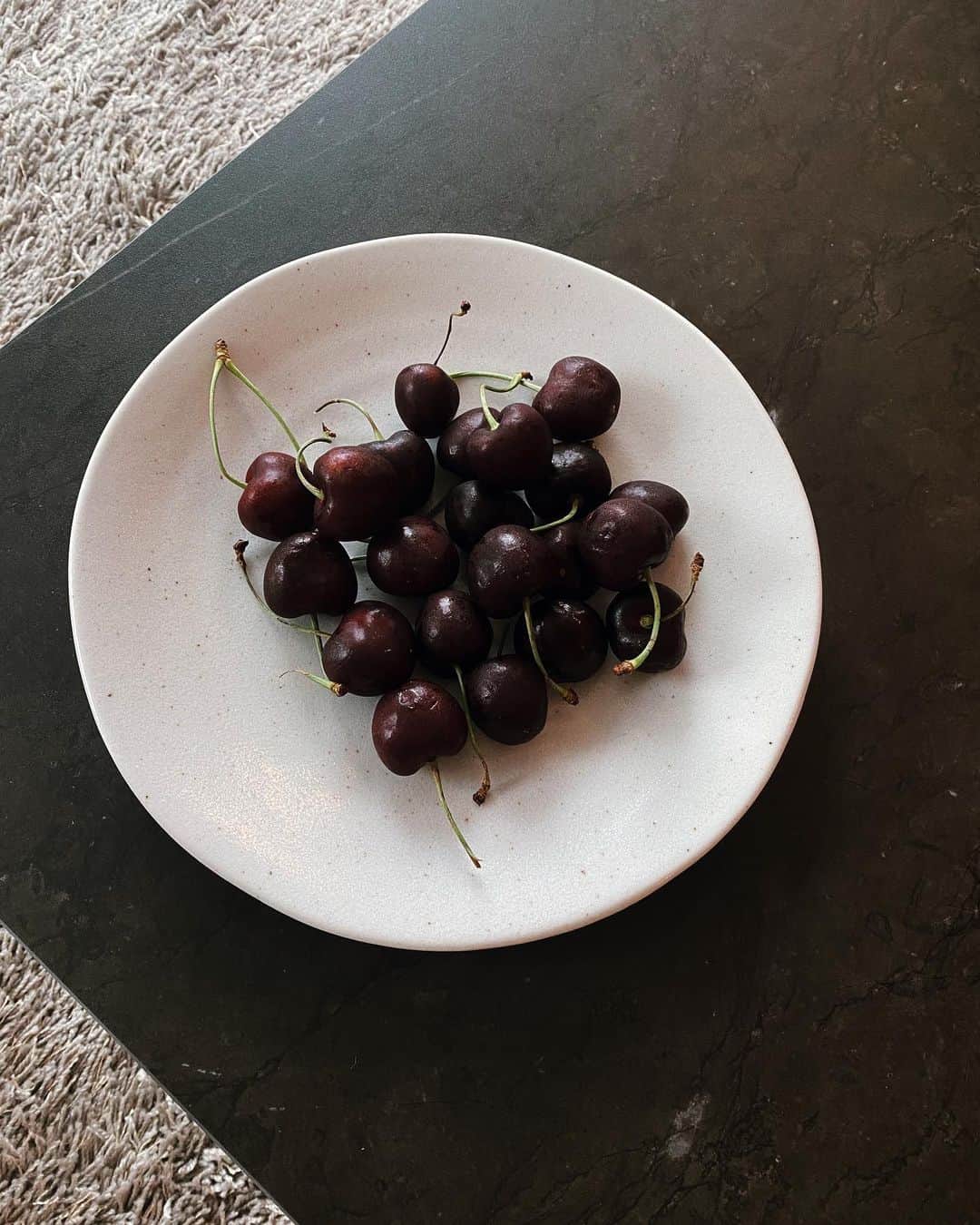 宮本沙恵さんのインスタグラム写真 - (宮本沙恵Instagram)「アメリカンチェリー可愛い🍒 . よし、お皿買いに行こう！ #インテリア#コーヒーテーブル」6月13日 15時06分 - saebi