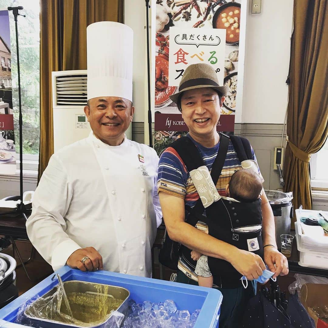 中野耕史のインスタグラム：「神戸北野は元気です！ 北野復活祭　開催中！ 久しぶりにたくさんの笑顔に出会えて、やっぱりイベントが大好きだぁって思いました。 北野ホテルの冷製コーンスープとパン🥐 近藤さんセレクトのワインと良く合う🍷 明日までですよー！ 最高😊感謝！ #北野工房のまち #北野ホテル #旭屋 #きっしゅや」
