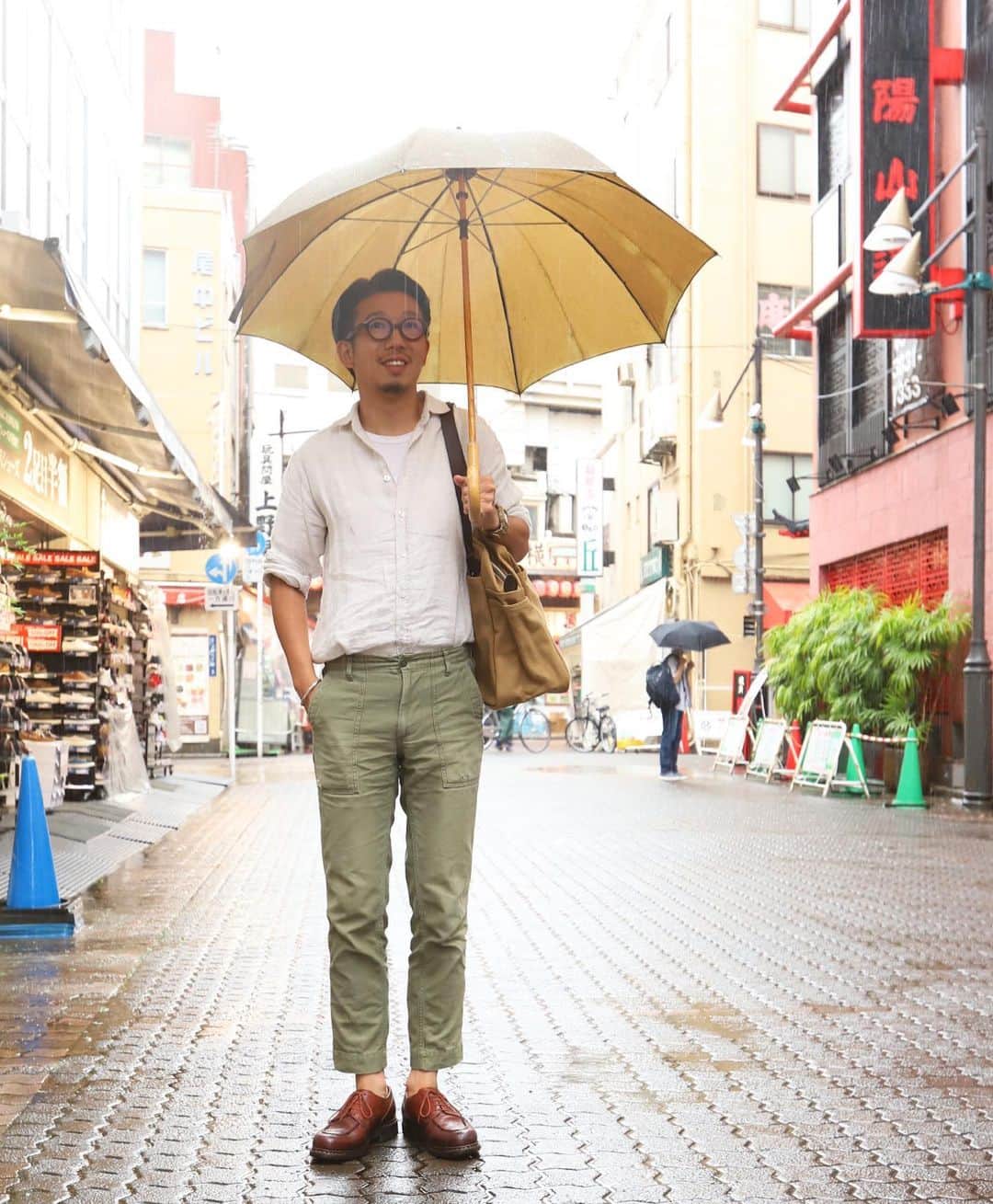 Freeport-ueno/上野さんのインスタグラム写真 - (Freeport-ueno/上野Instagram)「本日のあめ横STYLE  雨の日の肌寒さはリネンシャツで凌ぐのが丁度良い。  傘は良い感じに経年変化しているFILSON。 オイルドコットンなのでそろそろリプルーフしないとなぁ。  #shirt#jamesmortimer #pants#fobfactory #shoes#paraboot #bag#umbrella#filson #ivystyle#trad#surf#雨横STYLE #Freeportueno#tokyo#上野セレクトショップ」6月13日 15時17分 - freeportueno
