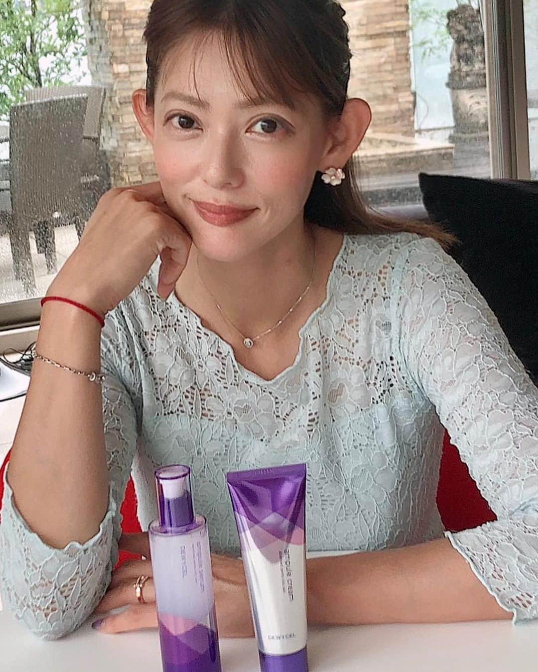 箕輪玖美さんのインスタグラム写真 - (箕輪玖美Instagram)「年中乾燥肌の私💦 毎日のエアコンダメージで、梅雨時とは言えお肌は意外と乾燥しちゃうのよね…😢 そんなお肌を徹底的に保湿してくれる、デュイセルの#アンプルセラム と#アンプルクリーム❣️ 保湿効果の高い海洋植物の幹細胞成分が1万個のアンプル粒子に含まれていて、お肌に有効成分が最大に染み込む染み込む♪  テクスチャーはライトなのに潤いの持続力が凄い！！ お化粧崩れも防ぐ効果もあるのでこれからの季節にピッタリ💕  楽天、Amazon、Qoo10、公式ページから購入できますよ😉  #dewycel_japan  #デュイセル #アンプルセラム  #アンプルクリーム #韓国コスメ #デュイセル #美容好きな人と繋がりたい  #コスメ好きな人と繋がりたい  #アンチエイジング #保湿ケア  #한국 #pr #箕輪玖美」6月13日 15時25分 - kumi.111