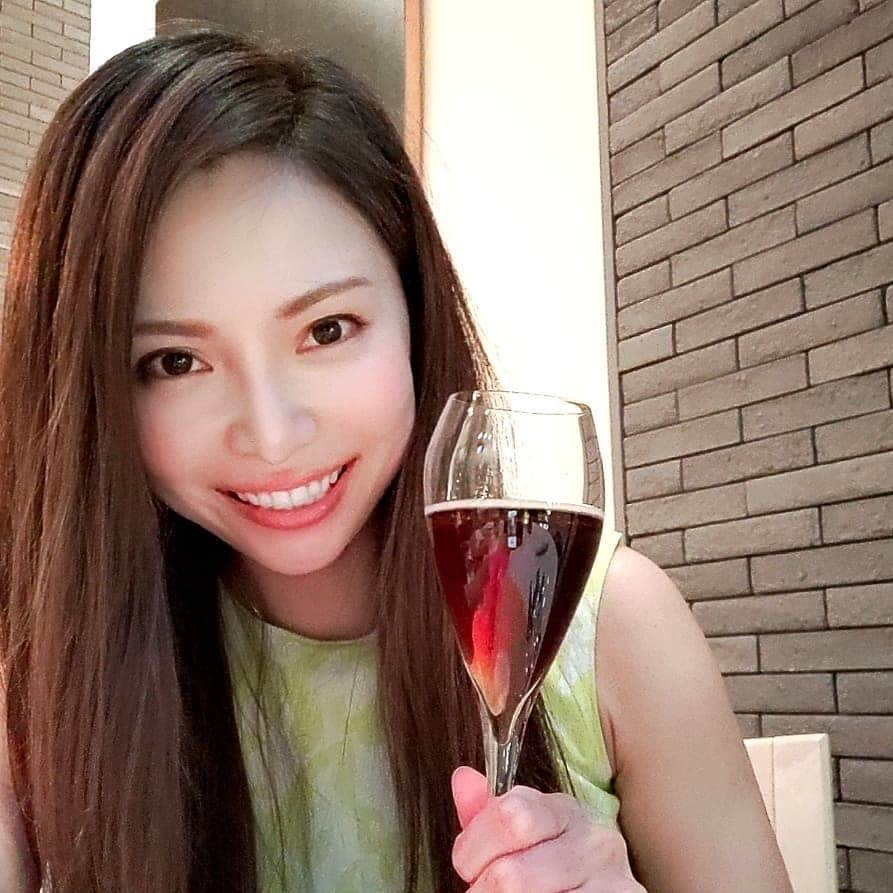 原島美波さんのインスタグラム写真 - (原島美波Instagram)「.♡Wine♡. . . 久々私も飲むんです♪. . 今回は、日本でも貴重な #モンテネグロ 🇲🇪のロゼ&赤&白 #ワイン を(*^^*). . . 日本で唯一、本国ワインを輸入している @eneglobe 社の希少なワイン🍷. . . お手頃ワインも多数あるので、 #おうちご飯 の共に✨. . . 土着品種の #ヴラナッツ 100%. 赤ワインは #タンニン が程よく深みもあって、ラム肉と. 白ワインは、爽やかでとっても飲みやすく、パエリアと一緒に飲みましたぁ♡. . . 10%OFFのクーポンコード頂いたので. もしご購入される方は備考欄に. ╰( ･ ᗜ ･ )➝「luxel」を記入して是非お使いください♪. . . 皆様も #素敵な 休日をお過ごしください❣️ 雨だって、幸せな #おうち時間 を. . . #Wine. #赤ワイン. #白ワイン. #ロゼ. #酔っ払い. #たまにはいいよね. #幸せ. #健康. #女子. #筋トレ. #girls. #Happy. #smile. #tokyo. #japan . #モンテネグロワイン. #love. .」6月13日 15時35分 - minamiharashima