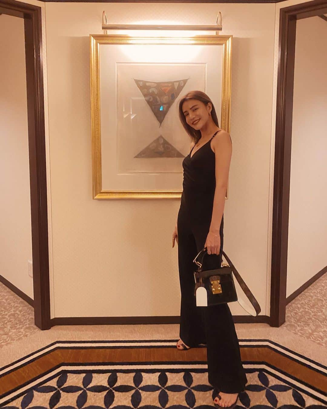 難波サキさんのインスタグラム写真 - (難波サキInstagram)「Birthday dinnerの時のお洋服💜  ロンパース #revolve  バッグ/ #louisvuitton  サンダル/ #alexiastam シャツ/ #lagunamoon  サンダルは　@alexiastam1988 からの 誕生日プレゼント🥺💓 めちゃくちゃ履きやすくて最高。」6月13日 15時45分 - sakinanba