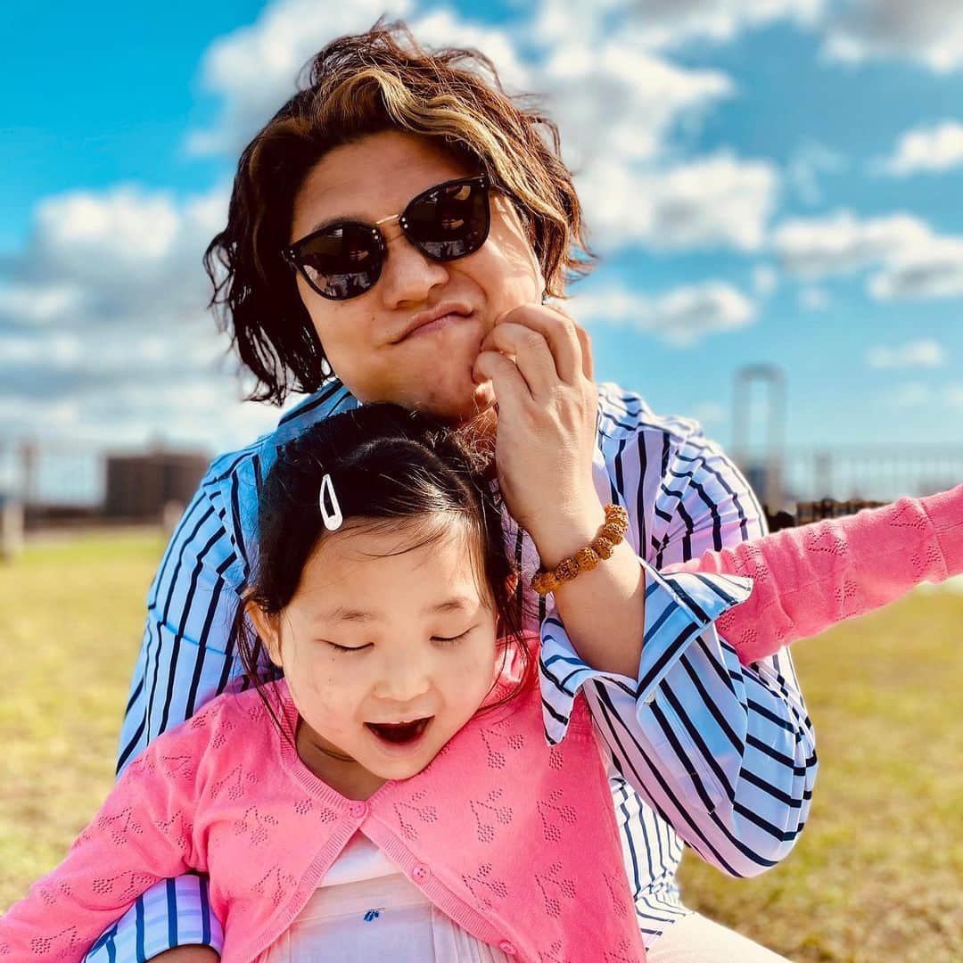 鴨志田由貴のインスタグラム：「僕は2回離婚し、娘とも離れ離れで暮らしてなかなか連絡取れなかったけれど、一昨日から娘がキッズケータイを持つようになった。 それからは頻繁にショートメッセージでやり取りしてる。 ひらがなばかりだとダメらしく、適度に漢字をいれながらメッセージのやり取りで少し考えながら打つのが楽しいし、絵文字だらけの返信がもう可愛すぎて仕方ない。 この間買ってあげたキックボードは最高のお気に入りらしく、まぁまぁ本気のスケボーも買ってあげたけど元嫁から止められていて、まだ乗れていないとのこと。 湘南鵠沼に住んでいて、すぐそば海だからすぐにサーフィンもやり出すんだろうな。 なるべくそばで見ていたいな。」