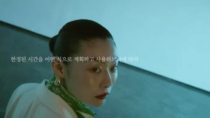 チャン・ユンジュのインスタグラム：「#도전수퍼모델코리아 시즌 1의 우승자였던 @jiminishog 지금은 패션쇼 프로듀서가 된 멋진 지민이. 도수코 시즌 1은 나를 비롯한 모든 상황이 낯설고. 부족했던 때라.  내 마음 한켠 지민이와  시즌 1을 함께 했던 모델들에게. 미안하고 안쓰러운 마음이 있다. 늘 첫 타자는 조금은 억울한게 있지 않은가.  점검 할 수 있는 데이타가 부족한 상태로  알 수 없는 길을 개척해야 하기 때문이다.  이번 @incoco_kr 광고를 찍은 지민이를 보면서  얼마나 흐뭇하고 기쁘던지. ‘지민아 넌 여전히, 참 포토제닉하다.  그 누구의 길도 아닌 너의 길을 지금처럼 멋지게 걸으렴.  내가 축복하며 응원할게. 💛🌷👍🏻 #모델이지민  #도수코시즌1  #인코코」