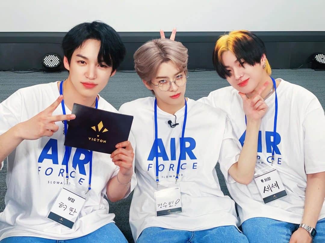 Victonさんのインスタグラム写真 - (VictonInstagram)「[V_V] #VICTON_Staff_VIEW @ 아이돌 워크숍 Behind📸 - [이목구비 주차가 잘 된 주차장 세세 & 허부장 & 그리고 정과장님😎] [새삼 힙하다 힙해😆 이 분들과 함께라면 야근각📒] - #VICTON #허찬 #정수빈 #도한세」6月13日 21時10分 - victon1109