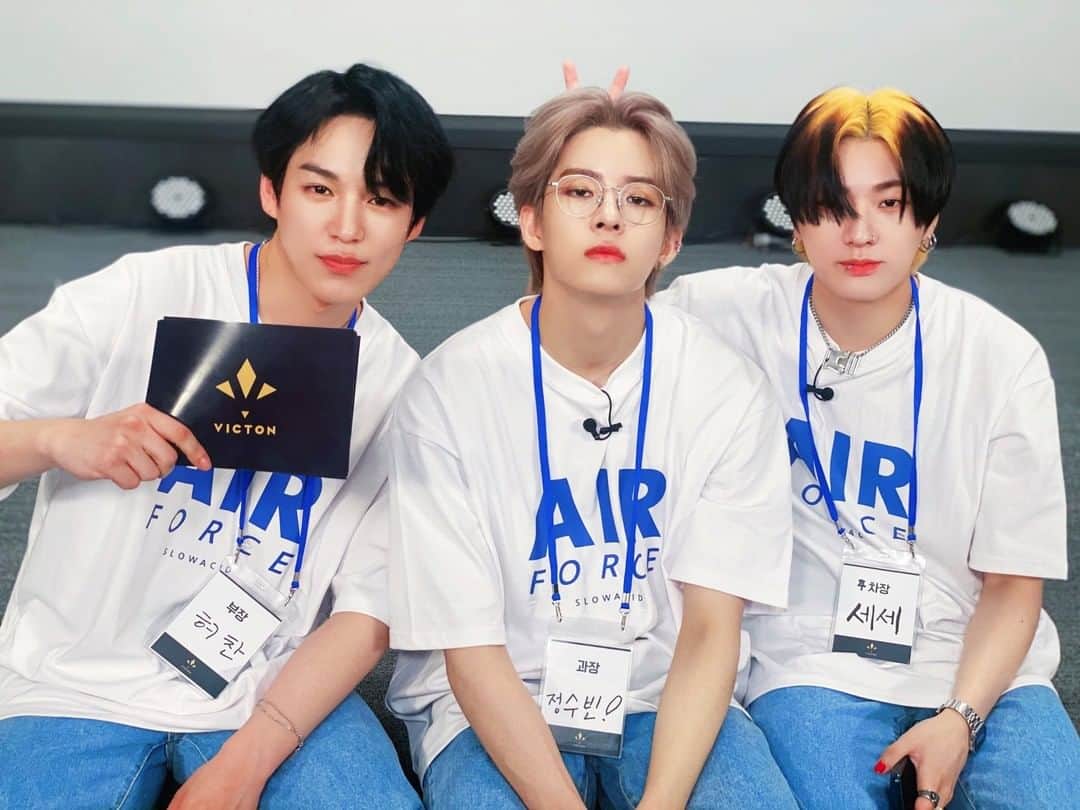 Victonさんのインスタグラム写真 - (VictonInstagram)「[V_V] #VICTON_Staff_VIEW @ 아이돌 워크숍 Behind📸 - [이목구비 주차가 잘 된 주차장 세세 & 허부장 & 그리고 정과장님😎] [새삼 힙하다 힙해😆 이 분들과 함께라면 야근각📒] - #VICTON #허찬 #정수빈 #도한세」6月13日 21時10分 - victon1109