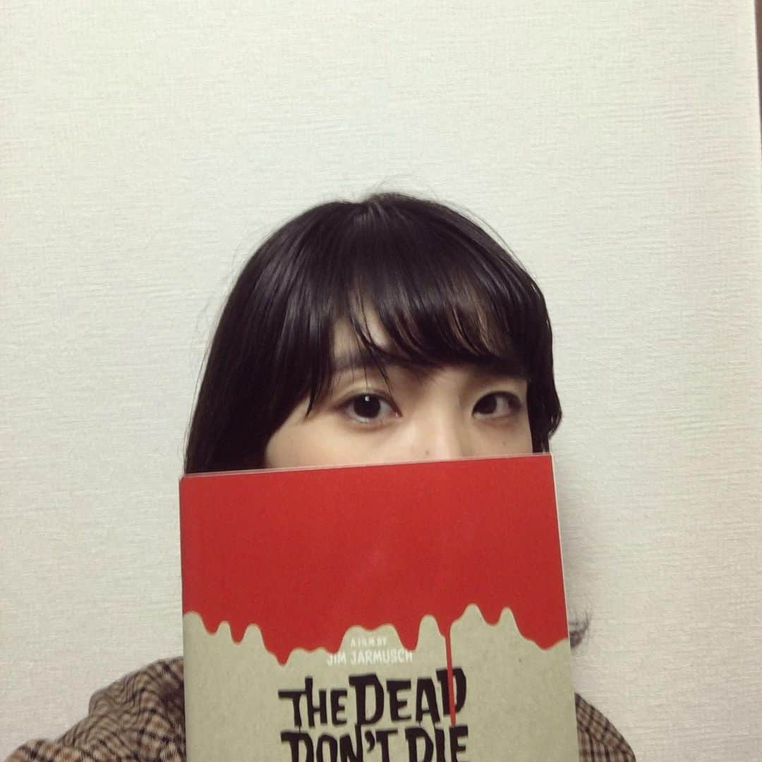 中野ミホさんのインスタグラム写真 - (中野ミホInstagram)「映画連載更新🎬！ ・ 今回は、ついに公開されたジム・ジャームッシュ監督の新作ゾンビ映画『THE DEAD DON'T DIE』について書きました〜💥🧟‍♂️ このときをどれだけ楽しみにしていたことか…。 スーパー偏愛&ネタバレあるかもですが。。笑  よければ読んでみてくださいね！うふふー！  #まほうの映画館 #thedeaddontdie」6月13日 21時14分 - miho_doronco12