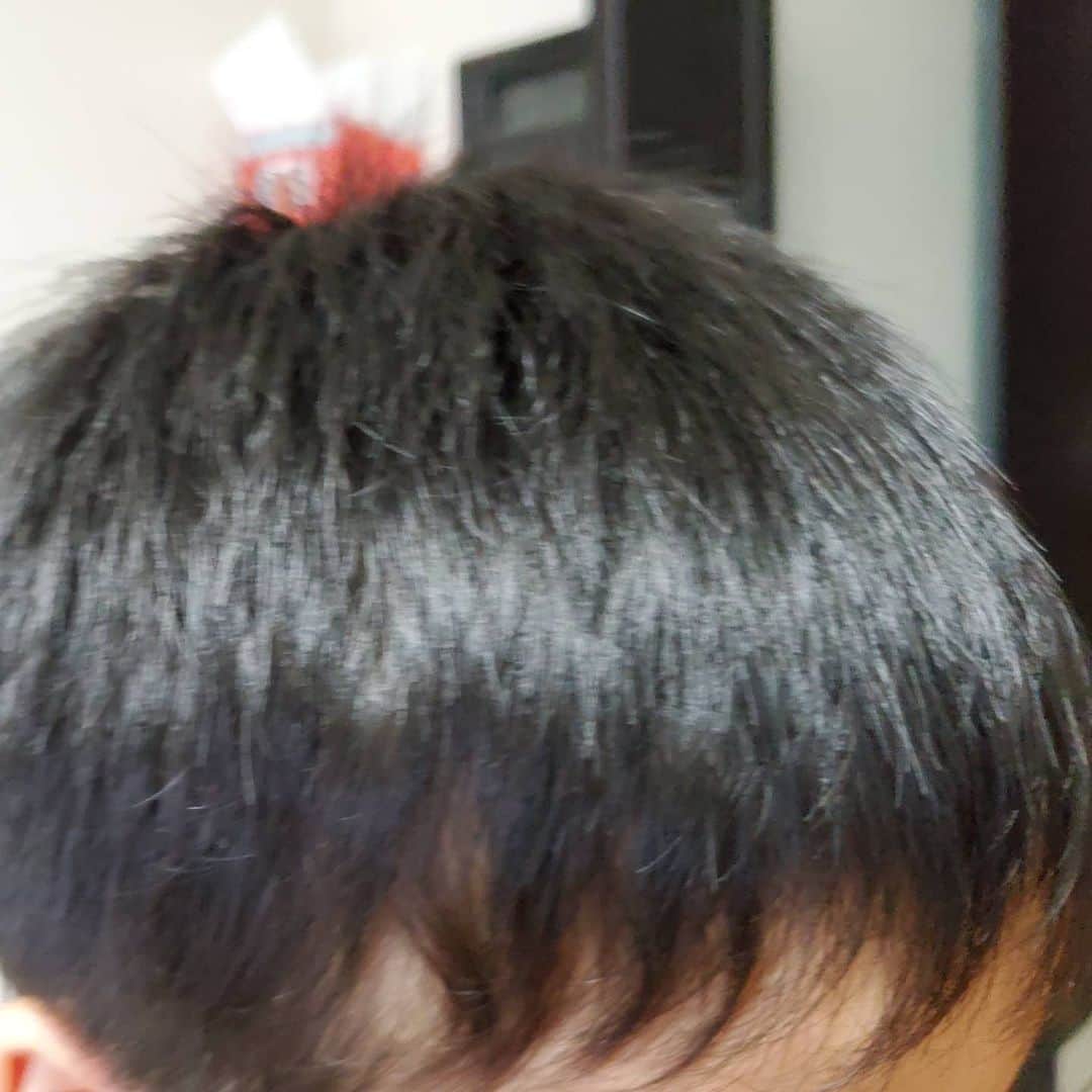 新井義幸のインスタグラム：「息子の髪型を #梨泰院クラス のパクセロイみたいにしようとしたけど失敗した。 でも父はお前を誇りに思うよ。」