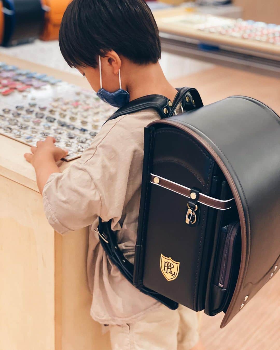 高橋菜摘さんのインスタグラム写真 - (高橋菜摘Instagram)「. 遅めの#ラン活 してます🤍 まだ消えてないからストーリー見てね 年中さんの時から ママ友が言ってくれてたのに 気付いたら年明けちゃって 更に気付いたらコロナになって 展示会も全部なくなって 外出るのさえ出来ず ネットで睨めっこして ようやくここって決めたのに やっぱ試着してないし… って思って悩んでたら 全モデル完売しちゃったりして やっと遅めのラン活です。😢 . 子供の時1.2年生くらいの時しか 使ってなかったような気がして 重きをおいてなかったんだけど どうやら昨今は違うみたいで 周りに多い年中のみなさん どうぞ年末前から探し出すのが いいと思います🤣 またコロナはきっとやってくるし🦠 てなわけで同じような 今ラン活してる人多いみたいで 混んでない平日を狙って1時間だけ 早退して行ってきました。 . . . 簡単にまとめ♡ #土屋鞄ランドセル の上品さは やっぱりピカイチ。 見てて美しい〜 だけど性格的に、なんとなく あの人なんでもかんでも 色々詰め込みそうだし…w 小さめのランドセルは違うかもな〜と 娘には土屋かもって思った🤍 ←気が早い . #池田屋ランドセル  はとにかく間違いない😉 他メーカーは好みが分かれるけど 池田屋を嫌と思う人はほぼ居なそう 言うなれば個性はないけど無難！ カラー豊富で価格も優しく保証も抜群 シンプルなランドセル♡ 息子に似合いそうな ビターブラウンを見つけたから 今のところ候補のひとつです。 . 今どのメーカーも完全予約制だから 時間と時間の合間に百貨店寄って 色々見たりもしたよ！ #山本鞄ランドセル  #Ralphlauren  #セイバン etc... 色々あったけどいいの見つからず💭 . あとは #フィットちゃん #ふわりぃ  とかもたまたま展示会やってて 人居なかったから入れた🤍 容量がものすごいのに軽かったり 胸のとこにベルトが付いてたり 機能重視のおっとくんは かなり気に入ってた🙆‍♀️ よく走る子だからね、たしかに。 大手メーカーは子供に寄り添った 機能で間違いない😌 ただやっぱり質感が工房系のが好み💛 おっとくんもそこはすごく迷ってます ←今家で焼いたパンケーキを食べながら 2人で悩んでるところ。 さて、どうなることやら🧡 . . . #年長 #ラン活2021 #ランドセル #ランドセル選び #幼稚園 #小学校 #男の子 #息子 #5歳 #6歳 #育児日記  #boy #kids #myson #5yearsold #bag #school #schoolbag #ikki」6月13日 16時03分 - natsu128