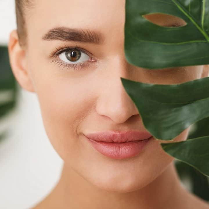 Melvita Officialのインスタグラム：「“Je me démaquillerai demain matin” ⏰  Les transports, la pollution et le maquillage sont autant d'impuretés qui encombrent notre peau et l'empêchent de respirer. Pour libérer les pores, il est indispensable de se démaquiller chaque soir avant de se coucher afin de libérer les particules de poussière, le sébum et les cellules mortes qui se sont accumulées au fil de la journée.  Alors ne remettez plus cette étape au lendemain, votre peau vous dira merci ! 🙏  #Melvita #BouquetFloralDetox #demaquillage #nettoyage #cleansing  #gogreen #organiccosmetic」