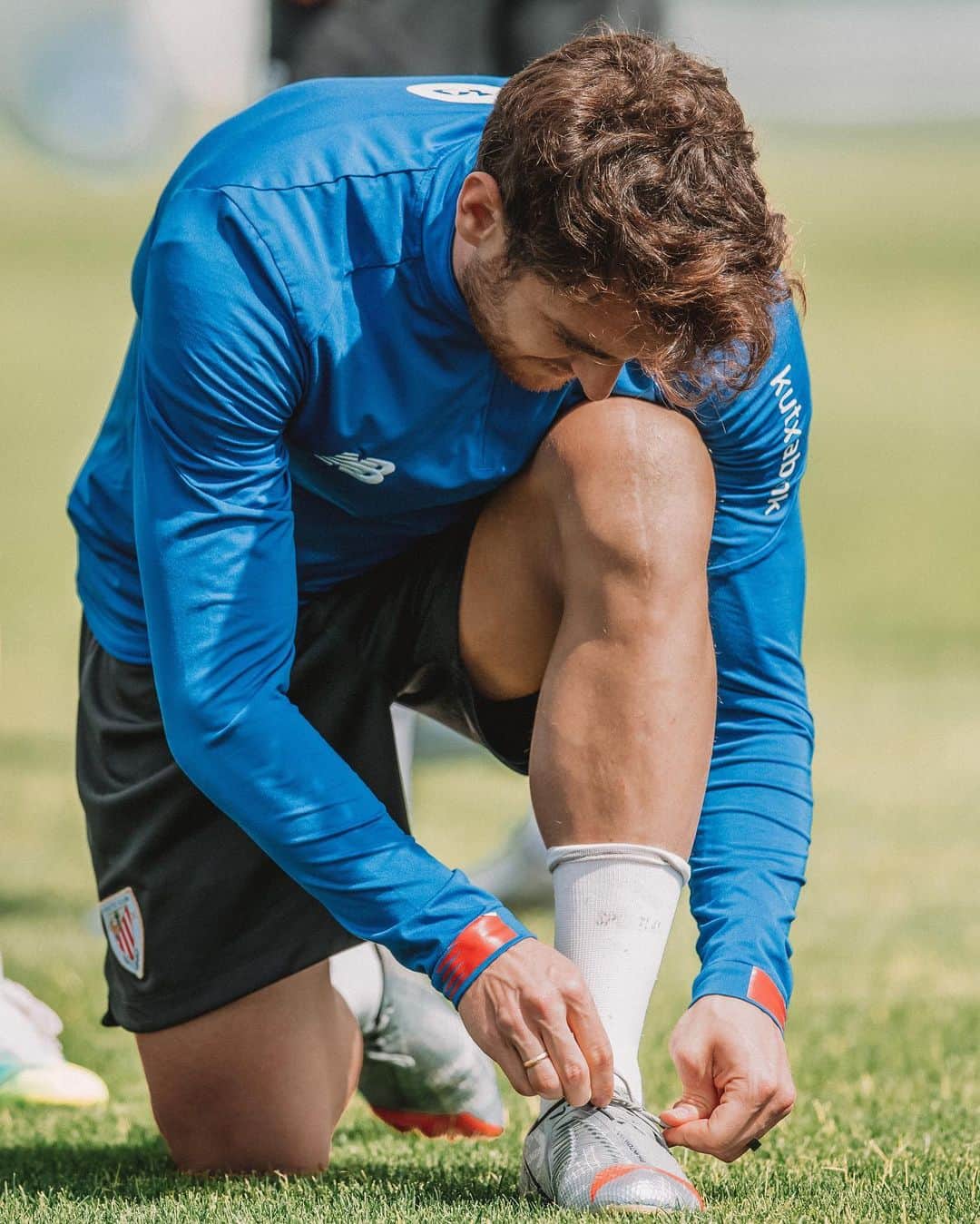 イバイ・ゴメスのインスタグラム：「¡Nos calzamos las botas, que empezamos!  Egun 1! ⚽️ We are ready! 💪🏼 Aupa @athleticclub ! 🦁🔴⚪️」
