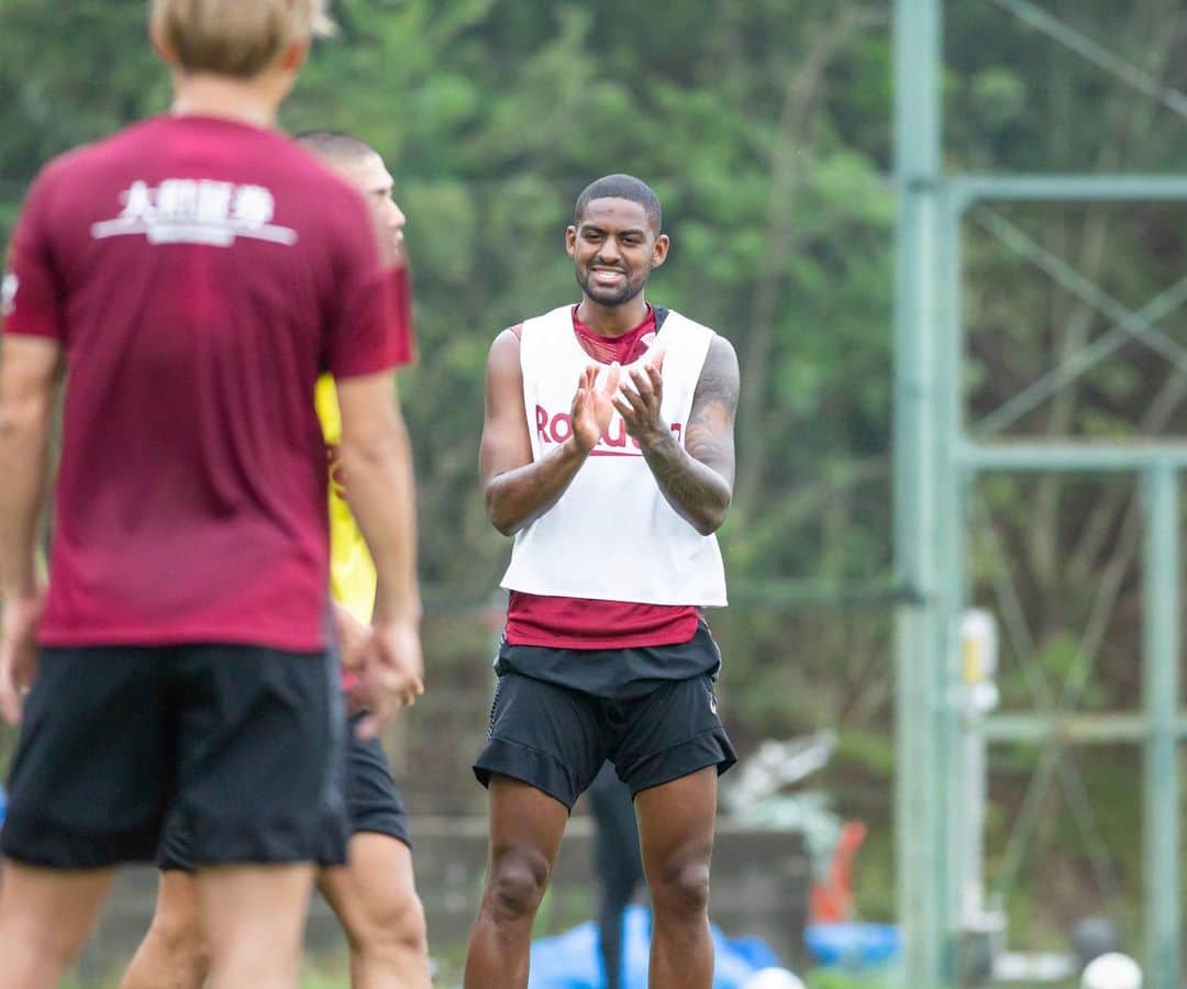 ヴィッセル神戸さんのインスタグラム写真 - (ヴィッセル神戸Instagram)「We Are Kobe! 🔴⚪️ .  #vissel #visselkobe #ヴィッセル #ヴィッセル神戸 #Kobe #神戸 #WeAreKobe #KobeForeverForward #一致団結 #JLeague #Jリーグ」6月13日 16時04分 - visselkobe