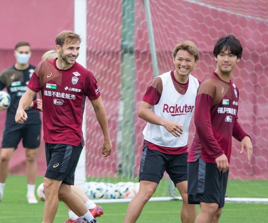 ヴィッセル神戸さんのインスタグラム写真 - (ヴィッセル神戸Instagram)「We Are Kobe! 🔴⚪️ .  #vissel #visselkobe #ヴィッセル #ヴィッセル神戸 #Kobe #神戸 #WeAreKobe #KobeForeverForward #一致団結 #JLeague #Jリーグ」6月13日 16時04分 - visselkobe
