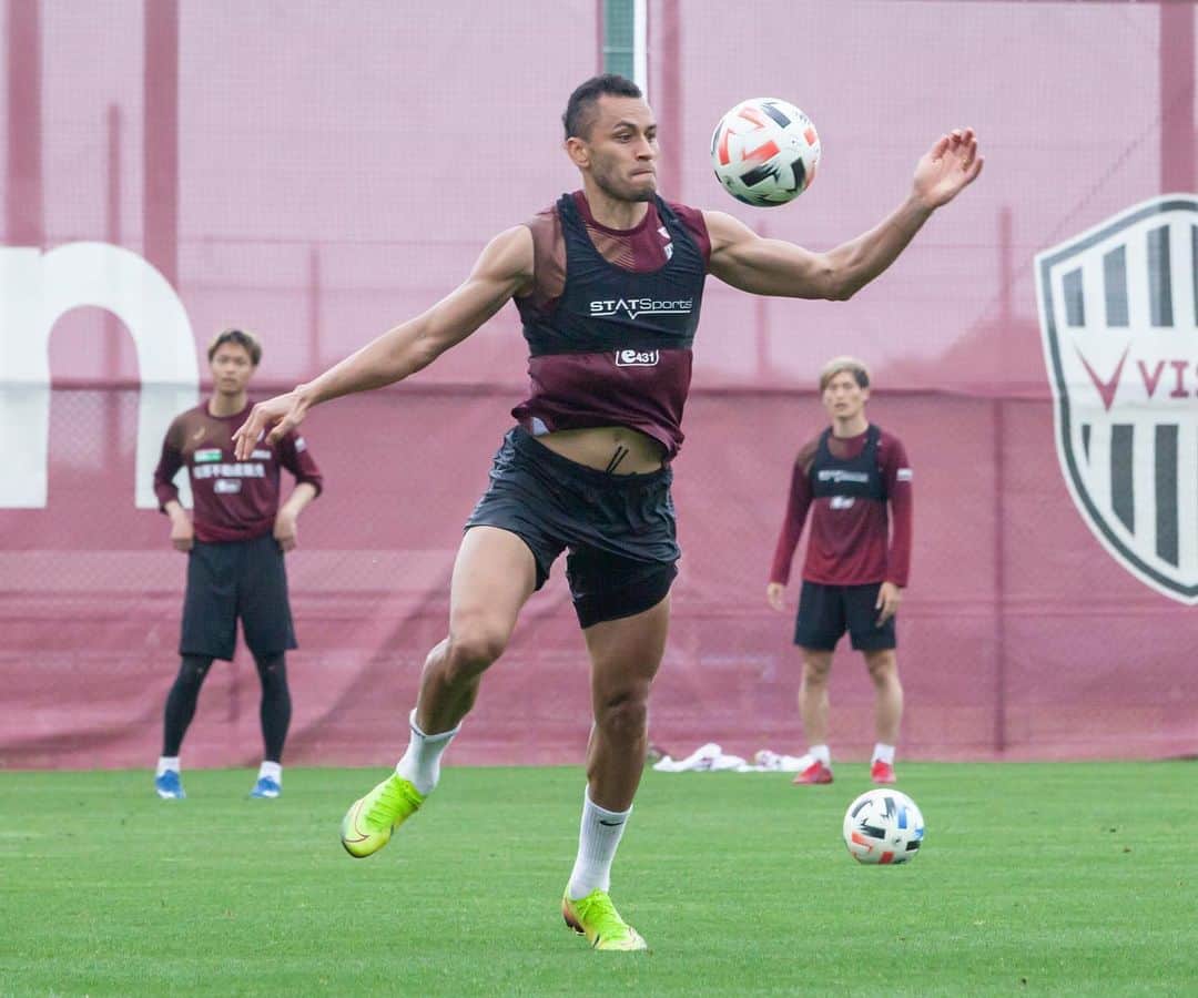 ヴィッセル神戸さんのインスタグラム写真 - (ヴィッセル神戸Instagram)「We Are Kobe! 🔴⚪️ .  #vissel #visselkobe #ヴィッセル #ヴィッセル神戸 #Kobe #神戸 #WeAreKobe #KobeForeverForward #一致団結 #JLeague #Jリーグ」6月13日 16時04分 - visselkobe