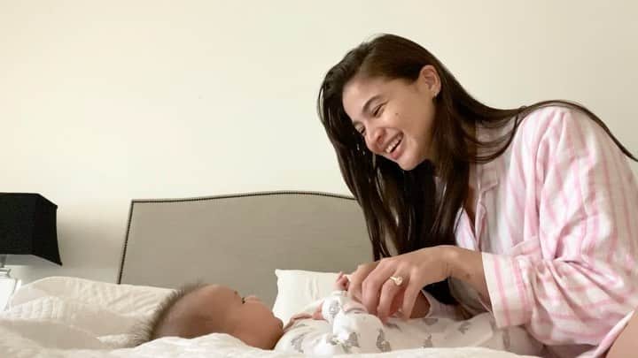 アン・カーティスのインスタグラム：「One of our favorite things to do together... she’s so observant now... And.... I think she likes mummy’s voice.. 😋  P.S wait till the end for our new achievement unlocked. Although I feel chamba but still kilig. Haha. Excited to eventually teach her close-open, arimunding-munding and beautiful eyes 🌸. P.S.S - to my friends, this is also why I don’t reply 90% of the time 😘」
