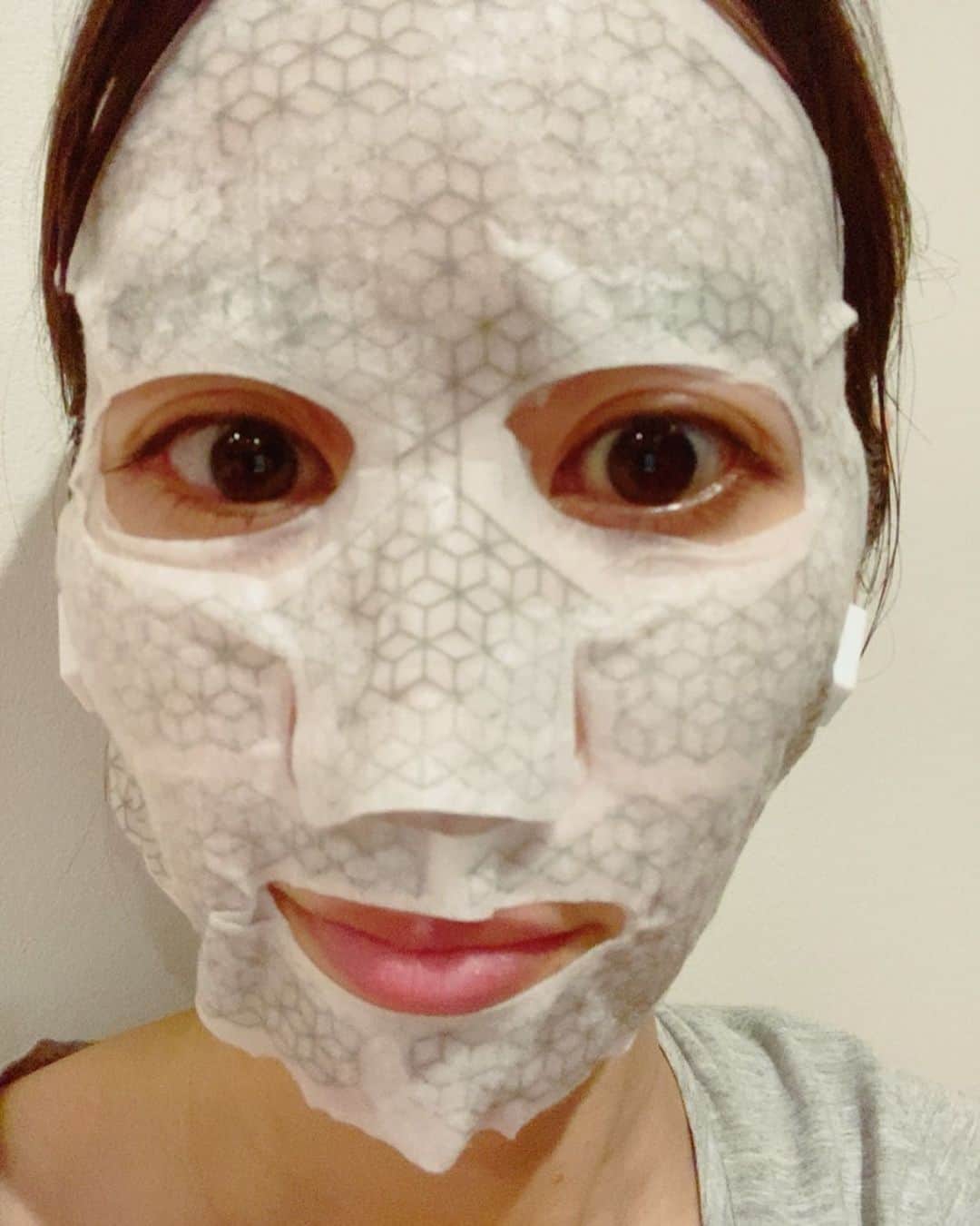佐藤千晶のインスタグラム：「美容マスクに夢中です。 おすすめあれば教えてください❣️ 今回つけたのは「微小電流が流れる美容マスク」！リポートは後ほどBAILAブログに掲載しますー😊  #微小電流テクノロジー  #微小電流美容マスク  #美容マスク大好き #パック生活 #30代美容 #潤いチャージ  #BAILA #バイラーズ #ブログ #佐藤千晶」