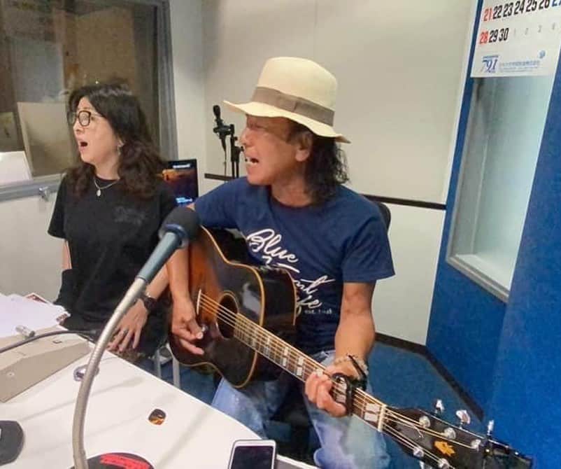 菊田俊介さんのインスタグラム写真 - (菊田俊介Instagram)「I was guest appearing on Kawasaki FM “Music Soul” with Yoshiro Kanao and Toshimi Matsushita. We had a blast. Thank you!! 昨日は、かわさきFMの金尾よしろうさんの音楽魂にゲスト出演しました♫えっ、もう終わっちゃったの？と言うくらいにあっという間の1時間。楽しい時間が過ぎのはほんとに早いですね。金尾さん、年見さん、遊びに来てくれた田崎さんやまっちゃん、そしてスタッフの禧禧さんもありがとうございます！！photos by Kiki #kawasakifm #yoshirokanao #radioshow #liveradio #shunkikuta」6月13日 16時12分 - shun.kikuta