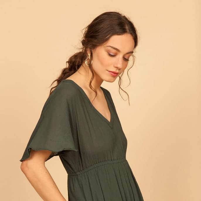 ベンシモンのインスタグラム：「3 belles raisons de sourire : c'est le week-end, c'est bientôt l'été, et vos pièces préférées sont en ventes privées jusqu'à -40% en ligne et dans nos boutiques ! 🤩 ​🇬🇧 3 great reasons to smile: it's the weekend, it's almost summer, and your favourite pieces are on private sale up to -40% off online and in our shops! 🤩 ​#bensimon #tennis #robe #bensimoncollection #summer #addictedtobensimon #sales」