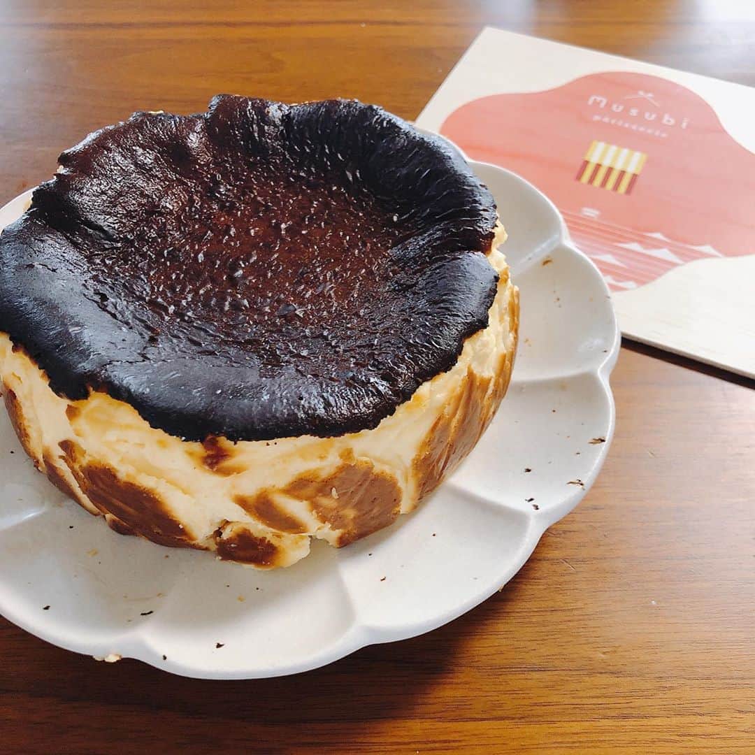 江原千鶴（エハラチヅル）さんのインスタグラム写真 - (江原千鶴（エハラチヅル）Instagram)「バスクチーズケーキ初体験💕﻿ ﻿ パパの知り合いがやってる古民家カフェのスイーツなんですが、表面はカラメルみたいな香ばしい香りがして、中はトロリとしてて、めーっちゃくちゃ美味しい‼️﻿ ﻿ 美羽がチーズケーキの美味しさを知ってしまったようです。﻿ ﻿ ﻿ #バスクチーズケーキ﻿ #お取り寄せスイーツ  #広島 #古民家カフェ #むすびスイーツ @musubi_cake」6月13日 16時23分 - eharachizuru