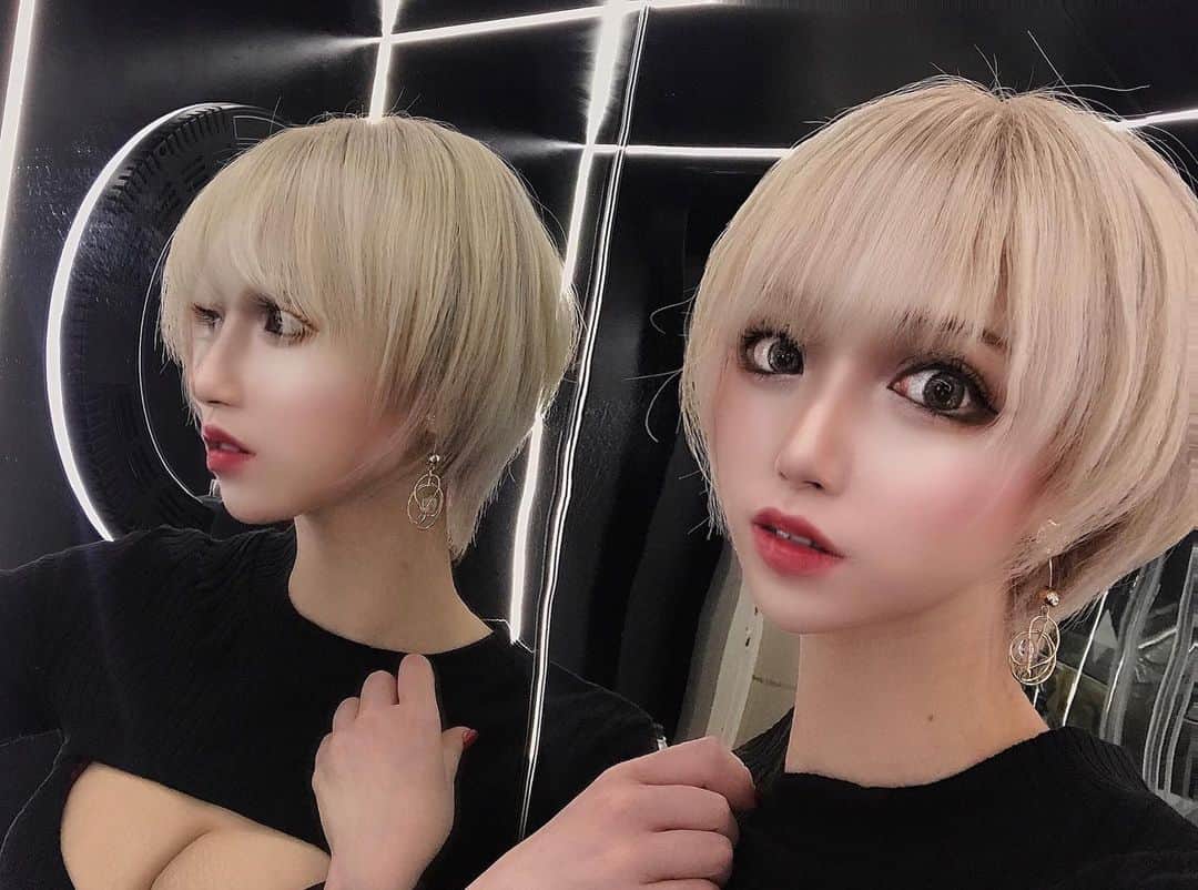 侑季美怜のインスタグラム：「なんかずーーっとニートみたいなことしてたから、もうそろちゃんと働こうかなって思いました。はい。 ・ ・ お酒もいっとき飲んでなかったので激弱ですww ・ ・ ・ #金髪ショート #ショートヘア　#ミニーショート　#金髪　#ハーフ　#韓日ハーフ　#モデル　#美人　#女優　#東京　#beauty  #girl #japanese #セクシー　#可愛い　#美脚　#谷間　#キャバ嬢　#キャバ　#おしゃれ　#ファッション　#ブランド　#美容　#エステ　#ネイル　#ヘアモデル　#脱毛　#ダイエット」