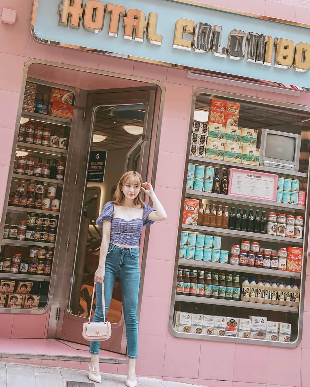Giann Chanのインスタグラム：「とうとう来ました。 . . . #pinkaesthetic #Hongkong #hkcafe #Central #ootd」