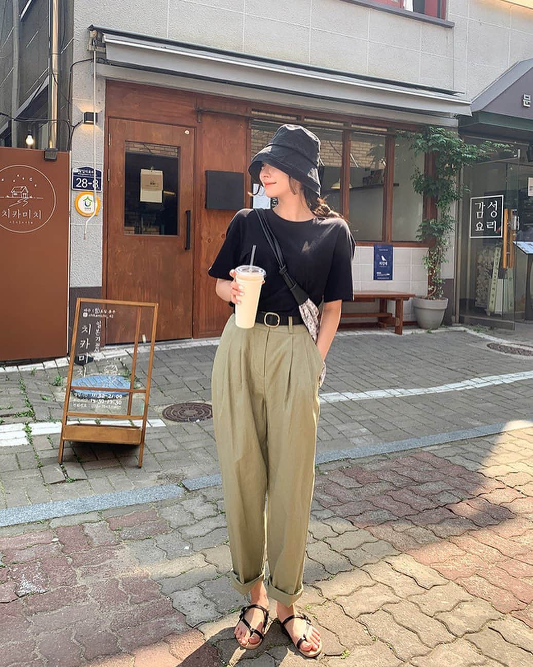 Chuuのインスタグラム：「날이 넘뜨거워서 버킷햇 필수가 되었네유😎✨」
