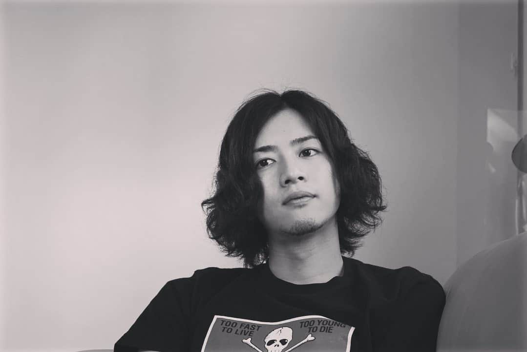 飯島寛騎さんのインスタグラム写真 - (飯島寛騎Instagram)「10cmくらいカットしますた🍨🥤 って女性みたいな報告でした。」6月13日 16時53分 - hiroki_iijima_official