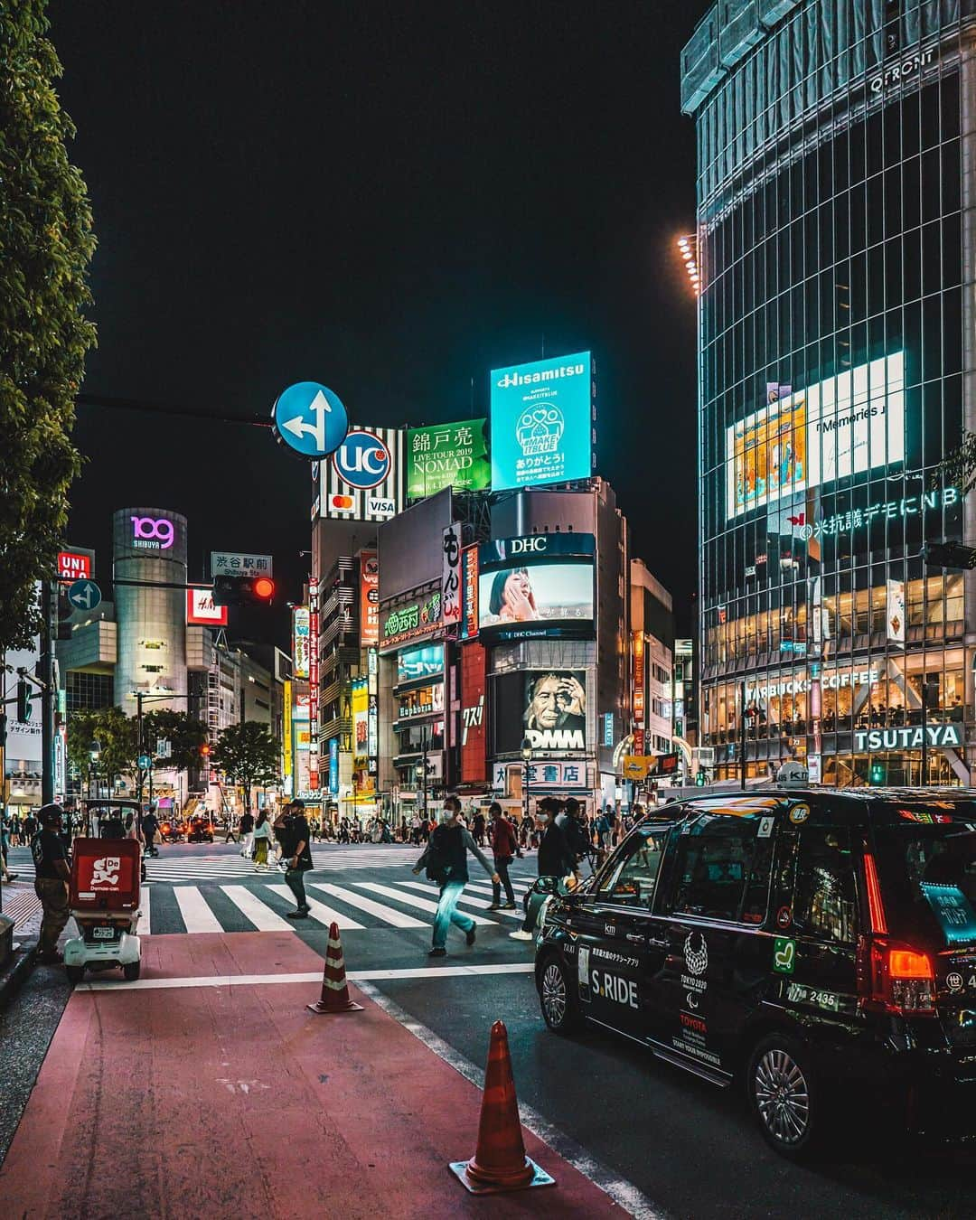 東急電鉄さんのインスタグラム写真 - (東急電鉄Instagram)「. 新宿や渋谷といった都心の交差点では、絶えず人々が往来し東京の活気・喧騒の象徴として、頻繁にメディアに取り上げられています。もちろん、そこは観光客の撮影スポットとしても人気で、同じ交差点でも時間帯・人々・気候等の組み合わせによって、シャッターを切る毎に異なる写真ができあがるのも魅力の一つです。 東急線沿線にも活気ある交差点がたくさんありますが、今回は言わずと知れた「世界一混み合う交差点」である渋谷のスクランブル交差点。 渋谷センター街のウェブサイト（http://center-gai.jp/）によると、1回の青信号につき交差点を渡る人数は、多い時でなんと3,000人。コロナ禍前は海外旅行者からの人気スポットとして、年々その数を増やしてきました。 この交差点の風景も変化を続けています。交差点を取り囲むLEDビジョンや、渋谷スクランブルスクエアなどの新しい高層ビルにより、ますます世界的にインパクトを与える風景となりました。今はすっかりお馴染みとなった渋谷スクランブル交差点でのハロウィンやカウントダウンも10年前はありませんでした。今後この交差点がどのような変化を遂げていくのか、とても楽しみです。 （東急東横線 東急田園都市線　渋谷駅） . The intersections in Shibuya and Shinjuku are quintessential hubs that picture the hustle and bustle of Tokyo city life. They’re an obvious hot spot for tourists, but shutterbugs have also found a way to enjoy the areas by snapping different shots as the foot traffic, weather and look and feel change across the hours of the day. You can find plenty of bustling intersections along the Tokyu train lines, but today we’ll highlight the famous Shibuya Scramble, the world’s busiest street crossing. According to the Shibuya Center Gai website, as many as 3,000 people cross at once during busy hours. In pre-COVID Shibuya, the numbers of overseas tourists continued to increase every year. But there are still big changes happening here. Washed in LED lights and built up with new, shiny high-rise complexes like Shibuya Scramble Square, this spot has kept its place as one of the world’s most sought-after photo backdrops. Even the Halloween and countdown events we’ve come to know and love from the scramble intersection didn’t exist just 10 years ago. We know there’s even more to expect from this spot as time goes on. (Tokyu Toyoko Line/Tokyu Den-en-toshi Line Shibuya Station) . #shibuya #渋谷 #shibuyacrossing #スクランブル交差点 #tokyo #東京 #discovertokyo #visitjapanjp #visitjapan #japantrip #japantravel #tokyocameraclub #japan_night_view #citykillerz #streetphotography #urbanphotography #voyaged #rawurbanshots #tokyoartsandculture #tokyotokyo #explorejapan #tokyolife #streets_vision #streetmagazine #citygrammers #bestjapanpics #lovers_nippon #夜景 #東急沿線 #일본여행」6月13日 17時04分 - tokyu_railways