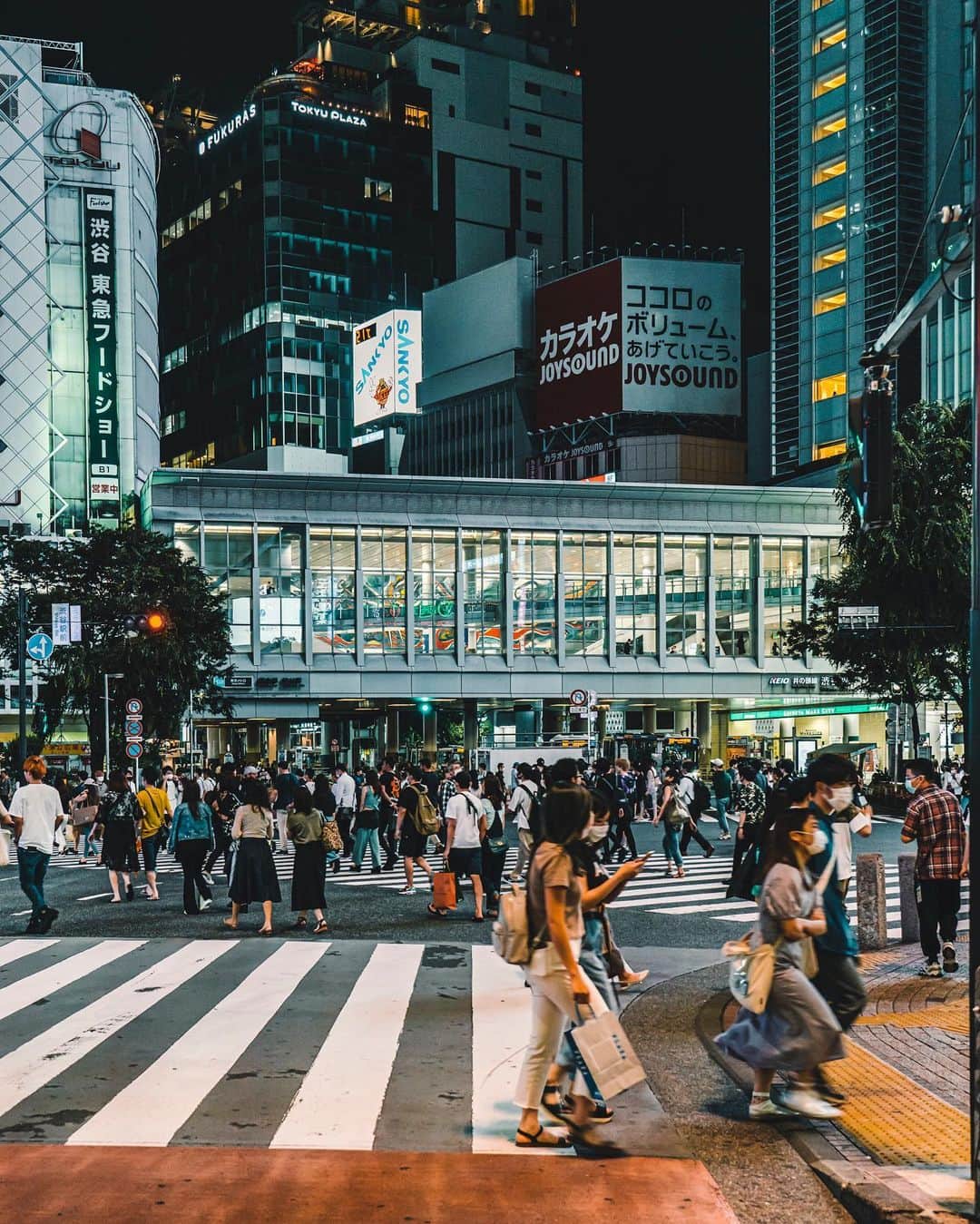 東急電鉄さんのインスタグラム写真 - (東急電鉄Instagram)「. 新宿や渋谷といった都心の交差点では、絶えず人々が往来し東京の活気・喧騒の象徴として、頻繁にメディアに取り上げられています。もちろん、そこは観光客の撮影スポットとしても人気で、同じ交差点でも時間帯・人々・気候等の組み合わせによって、シャッターを切る毎に異なる写真ができあがるのも魅力の一つです。 東急線沿線にも活気ある交差点がたくさんありますが、今回は言わずと知れた「世界一混み合う交差点」である渋谷のスクランブル交差点。 渋谷センター街のウェブサイト（http://center-gai.jp/）によると、1回の青信号につき交差点を渡る人数は、多い時でなんと3,000人。コロナ禍前は海外旅行者からの人気スポットとして、年々その数を増やしてきました。 この交差点の風景も変化を続けています。交差点を取り囲むLEDビジョンや、渋谷スクランブルスクエアなどの新しい高層ビルにより、ますます世界的にインパクトを与える風景となりました。今はすっかりお馴染みとなった渋谷スクランブル交差点でのハロウィンやカウントダウンも10年前はありませんでした。今後この交差点がどのような変化を遂げていくのか、とても楽しみです。 （東急東横線 東急田園都市線　渋谷駅） . The intersections in Shibuya and Shinjuku are quintessential hubs that picture the hustle and bustle of Tokyo city life. They’re an obvious hot spot for tourists, but shutterbugs have also found a way to enjoy the areas by snapping different shots as the foot traffic, weather and look and feel change across the hours of the day. You can find plenty of bustling intersections along the Tokyu train lines, but today we’ll highlight the famous Shibuya Scramble, the world’s busiest street crossing. According to the Shibuya Center Gai website, as many as 3,000 people cross at once during busy hours. In pre-COVID Shibuya, the numbers of overseas tourists continued to increase every year. But there are still big changes happening here. Washed in LED lights and built up with new, shiny high-rise complexes like Shibuya Scramble Square, this spot has kept its place as one of the world’s most sought-after photo backdrops. Even the Halloween and countdown events we’ve come to know and love from the scramble intersection didn’t exist just 10 years ago. We know there’s even more to expect from this spot as time goes on. (Tokyu Toyoko Line/Tokyu Den-en-toshi Line Shibuya Station) . #shibuya #渋谷 #shibuyacrossing #スクランブル交差点 #tokyo #東京 #discovertokyo #visitjapanjp #visitjapan #japantrip #japantravel #tokyocameraclub #japan_night_view #citykillerz #streetphotography #urbanphotography #voyaged #rawurbanshots #tokyoartsandculture #tokyotokyo #explorejapan #tokyolife #streets_vision #streetmagazine #citygrammers #bestjapanpics #lovers_nippon #夜景 #東急沿線 #일본여행」6月13日 17時04分 - tokyu_railways